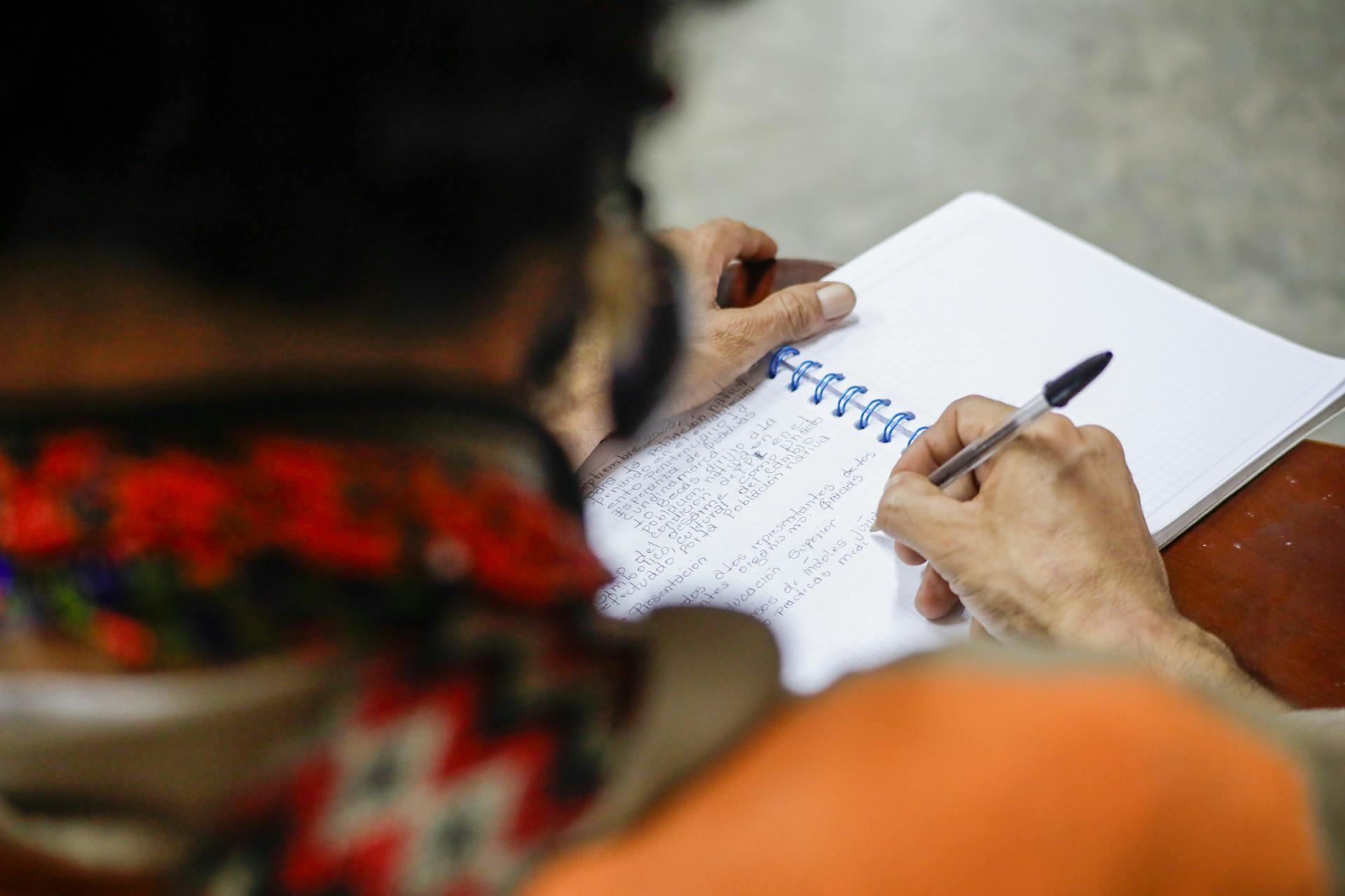 persona escribiendo