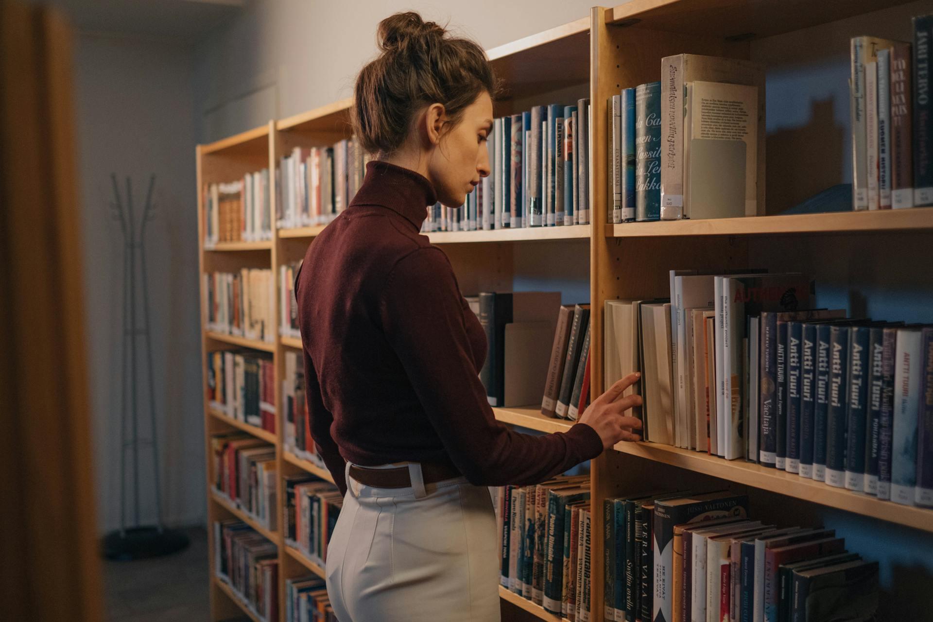Mujer eligiendo un libro