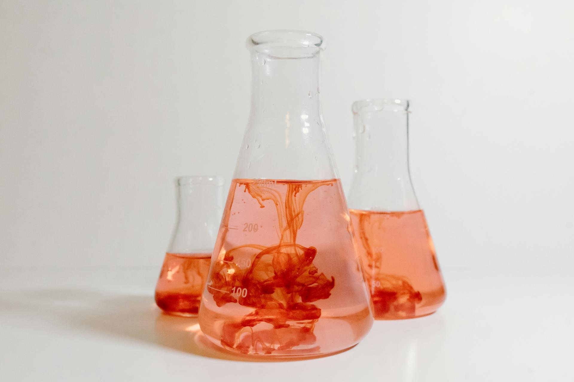 Mezcla química naranja sobre una mesa