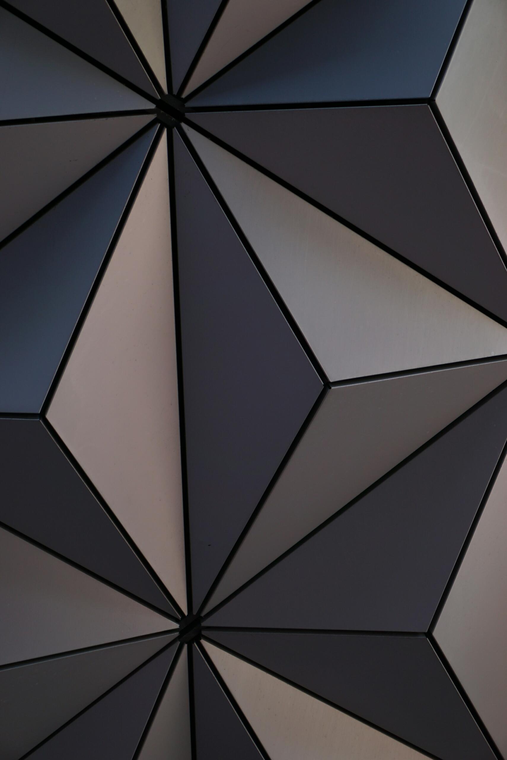 triángulos de marrón oscuro