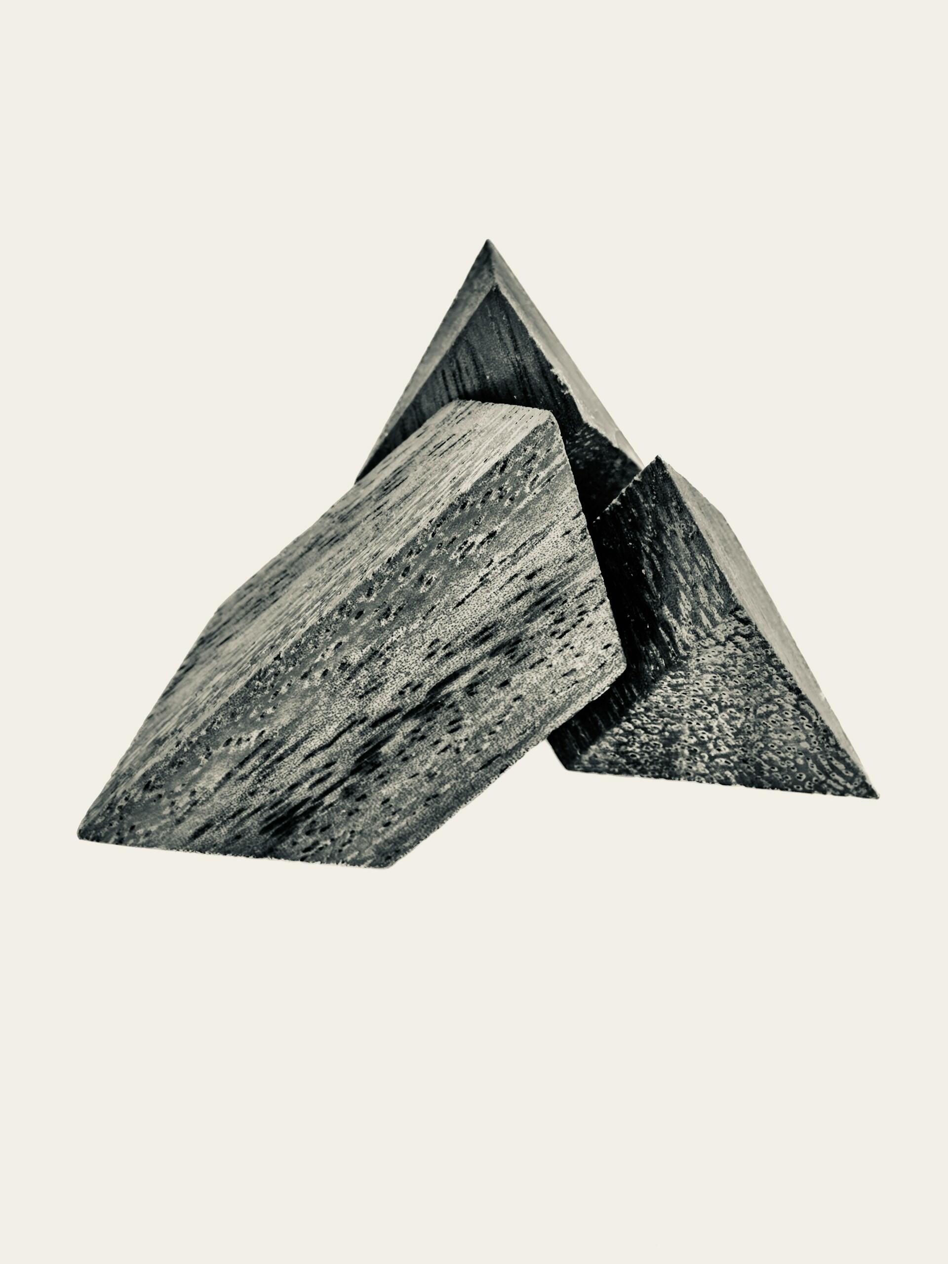 Escultura abstracta como una montaña