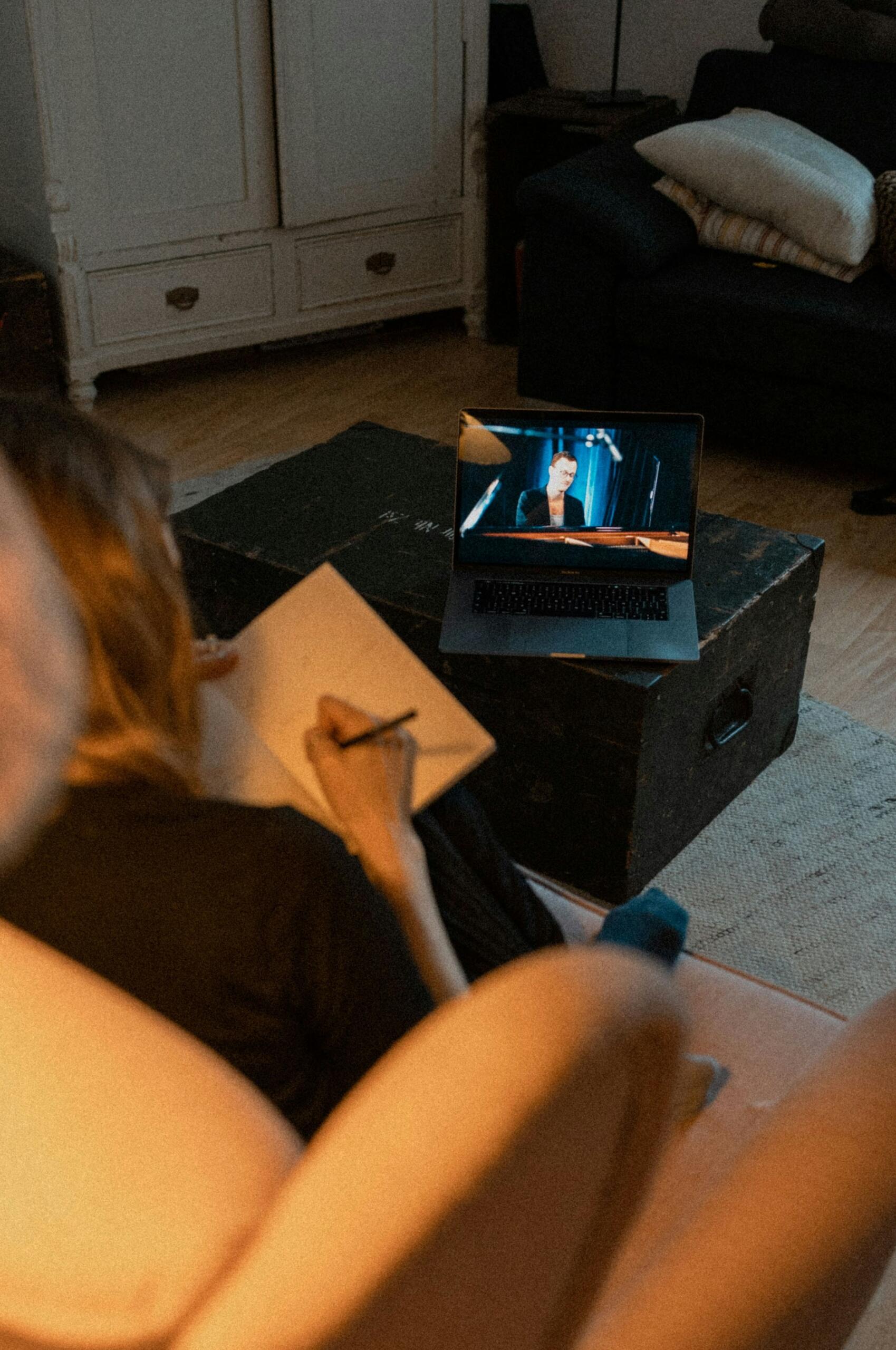 Esta imagen captura el momento de inmersión: una estudiante viendo contenido audiovisual desde la comodidad de su hogar, demostrando cómo las películas transforman el aprendizaje en experiencia relajada. Fotografía de Finde Zukunft en Unsplash.