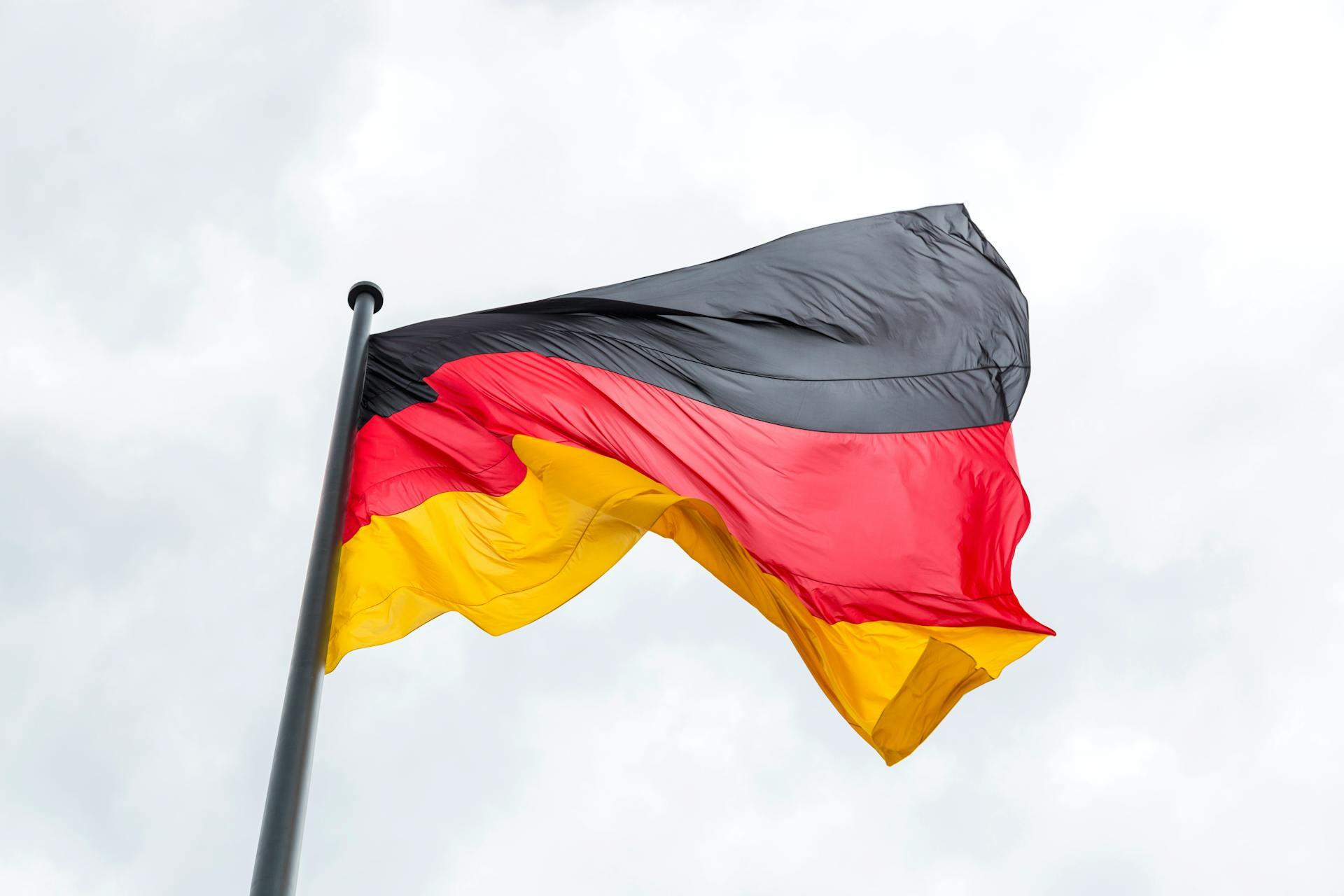 La bandera de Alemania izada y moviéndose por el viento. Fuente: Valentin Ivantsov de Pexels.