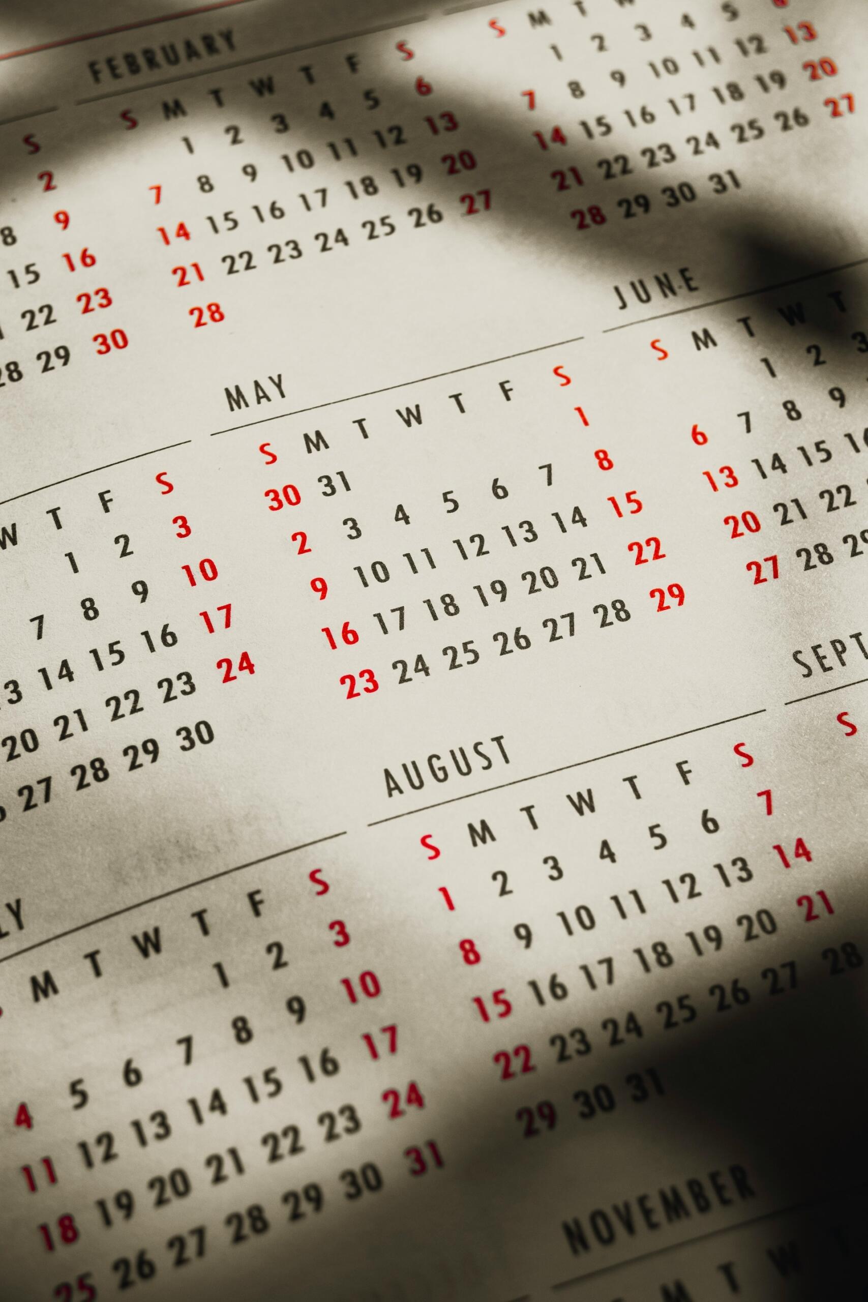 Un calendario simboliza la importancia de la constancia y de crear un hábito de estudio para mantener la motivación a largo plazo; foto por Road Ahead_2223 en Pexels.