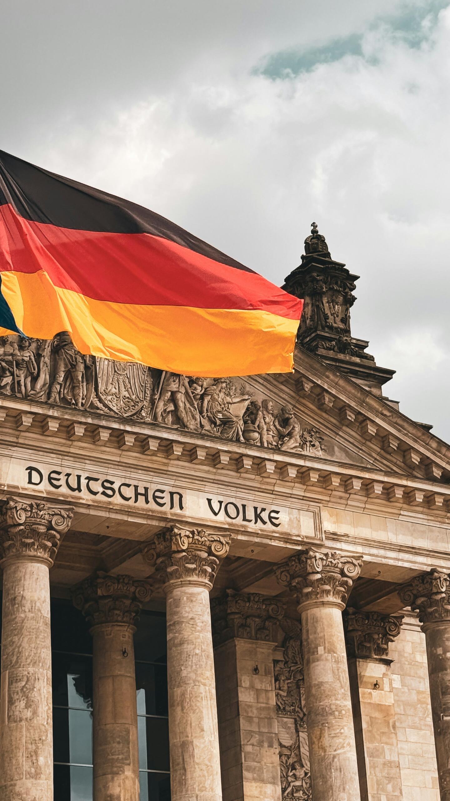 El objetivo final y la recompensa de aprender alemán: la posibilidad de viajar, entender la cultura y experimentar Alemania de primera mano. La icónica cúpula del Reichstag en Berlín es un poderoso símbolo de este logro.