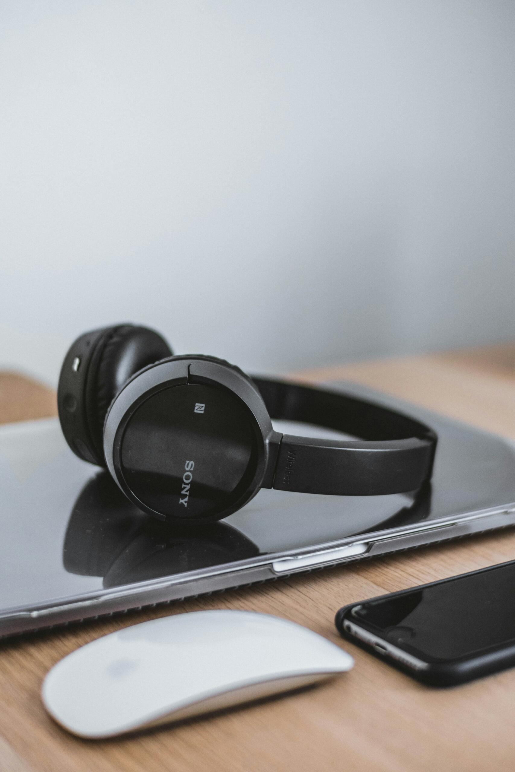 Computadora, headphones, mouse y celular: elementos para estudiar alemán por internet. Fuente: Sora Khan de Unsplash