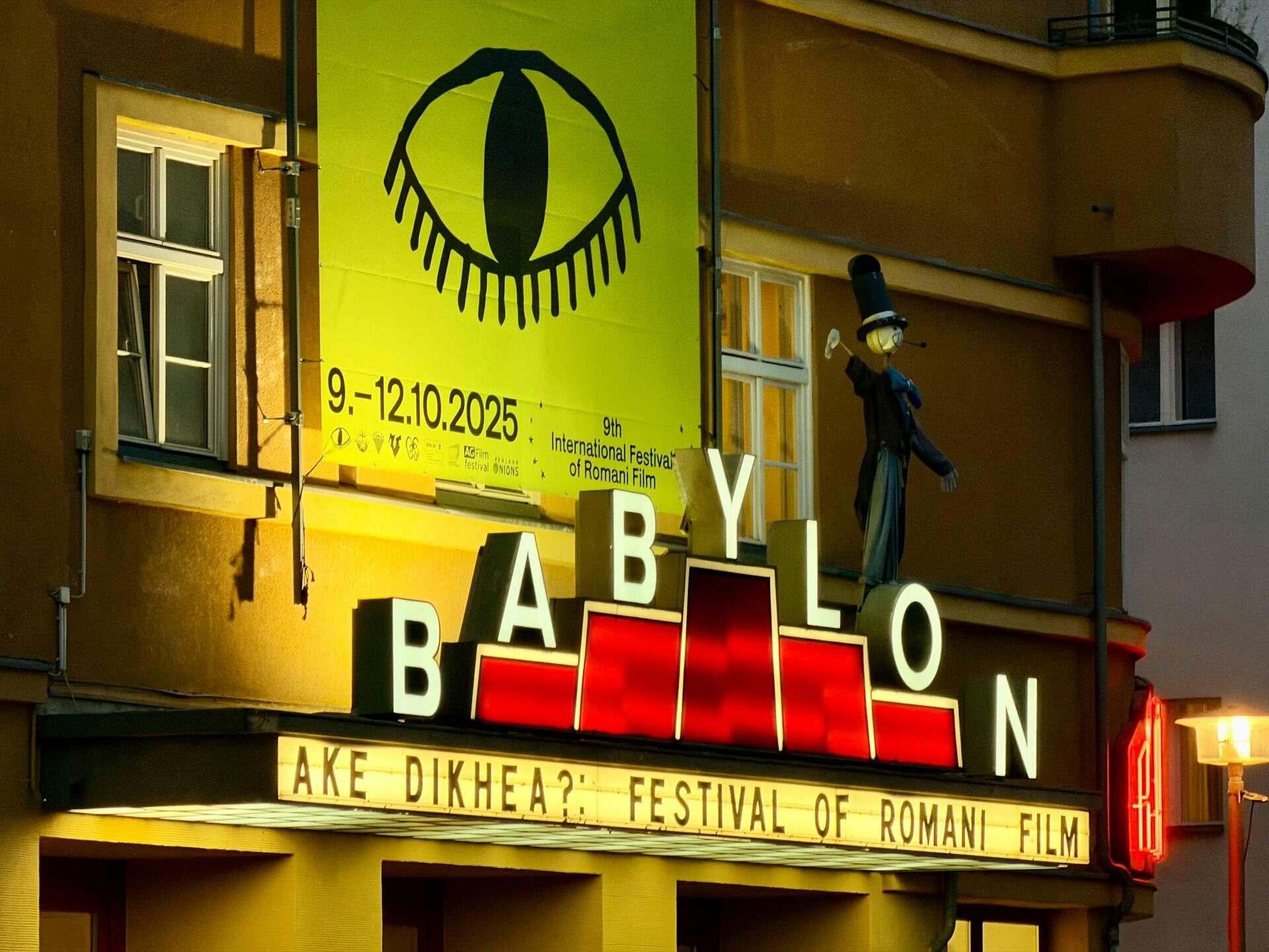 El icónico cine Babylon en Berlín, Alemania, representa la rica tradición cinematográfica alemana que hoy te ayudará a aprender el idioma de forma entretenida. Fotografía de Reza Bina en Unsplash.