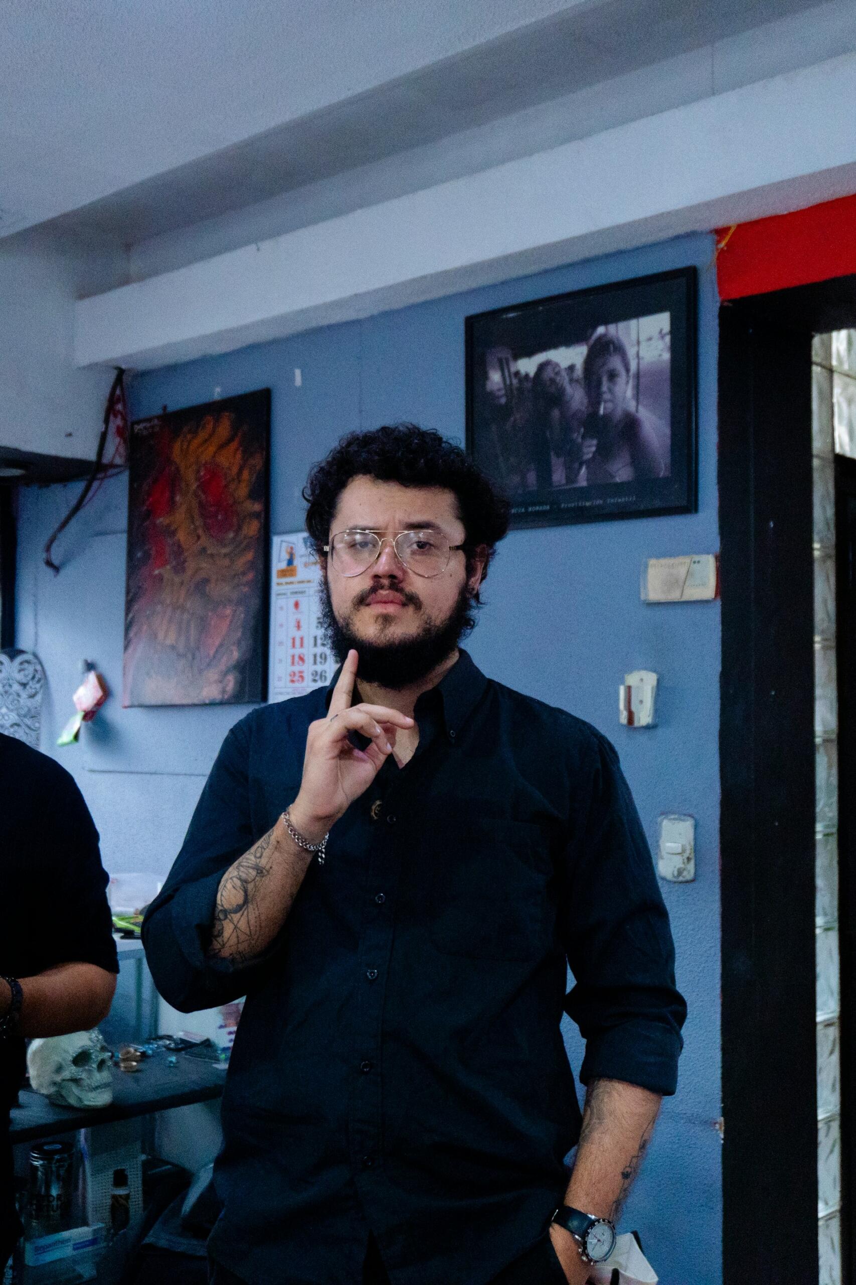 Hombre parado pensando. Fotógrafo Les Taylor.