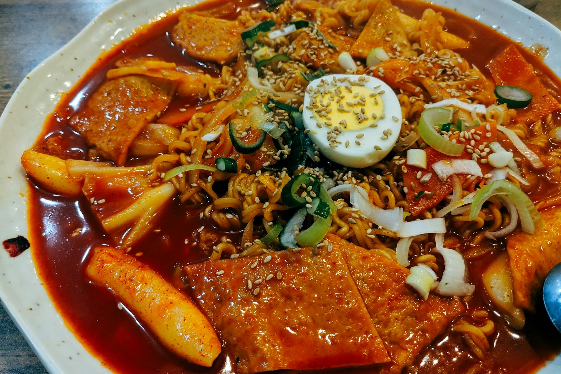 Primer plano de un plato de Rabokki (Tteokbokki con fideos ramen) en Seúl, Corea del Sur, capturado por el fotógrafo Markus Winkler.