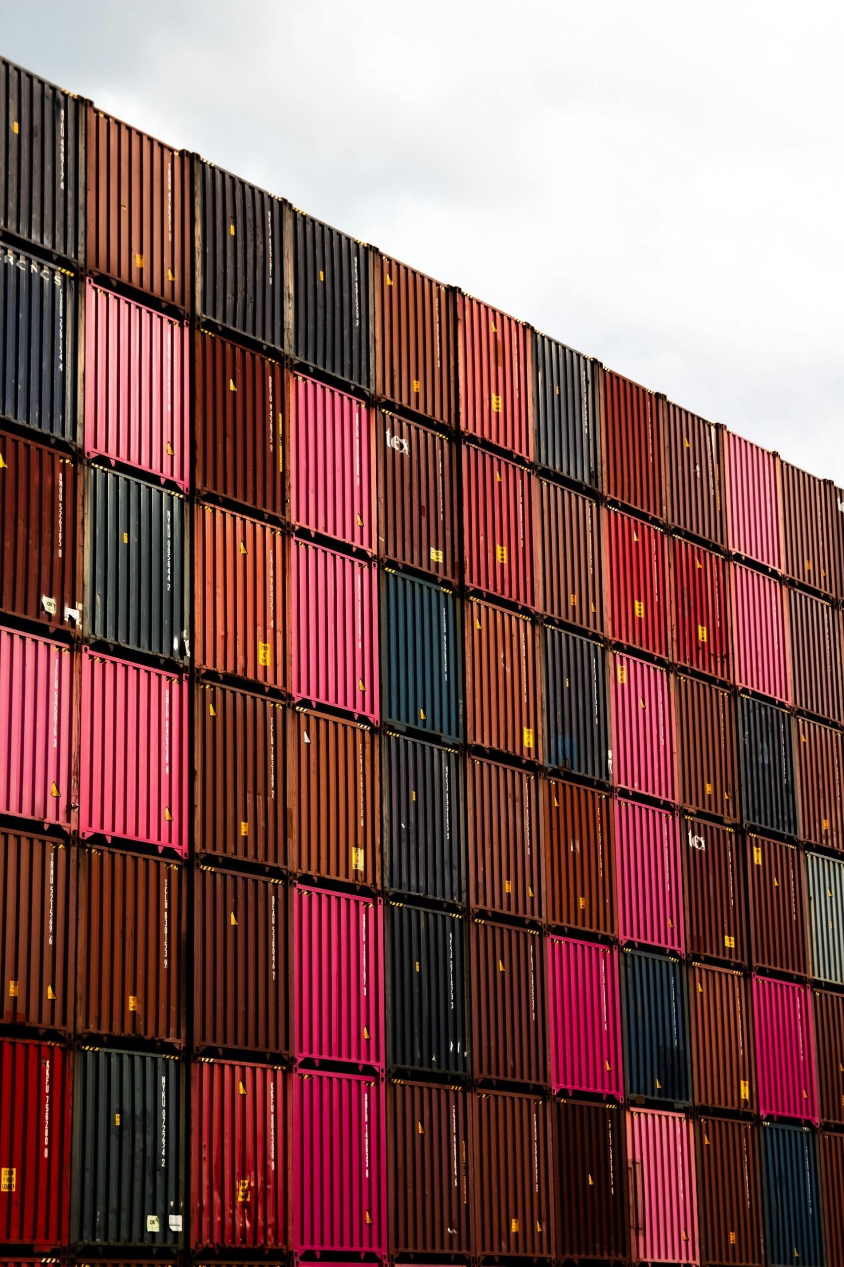  Puerto de Montevideo, Uruguay. Contenedores de carga apilados, simbolizando el sector logístico y de transporte, clave para la exportación. Fotografía de Oliver Dohrn.
