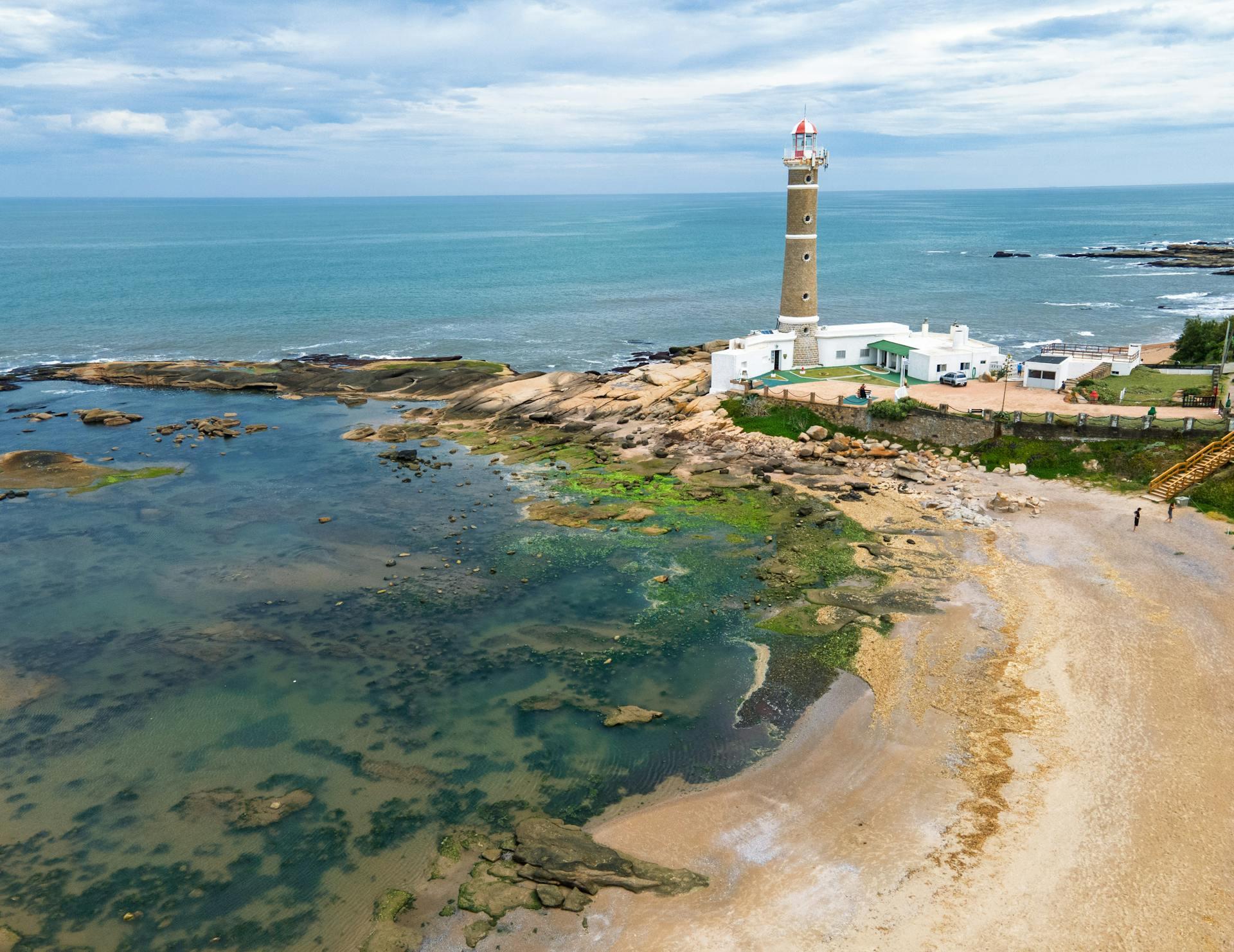 Faro de José Ignacio en Maldonado, Uruguay. Vista aérea del faro sobre la costa rocosa, representando la actividad turística del país. Fotografía de Hector Perez.
