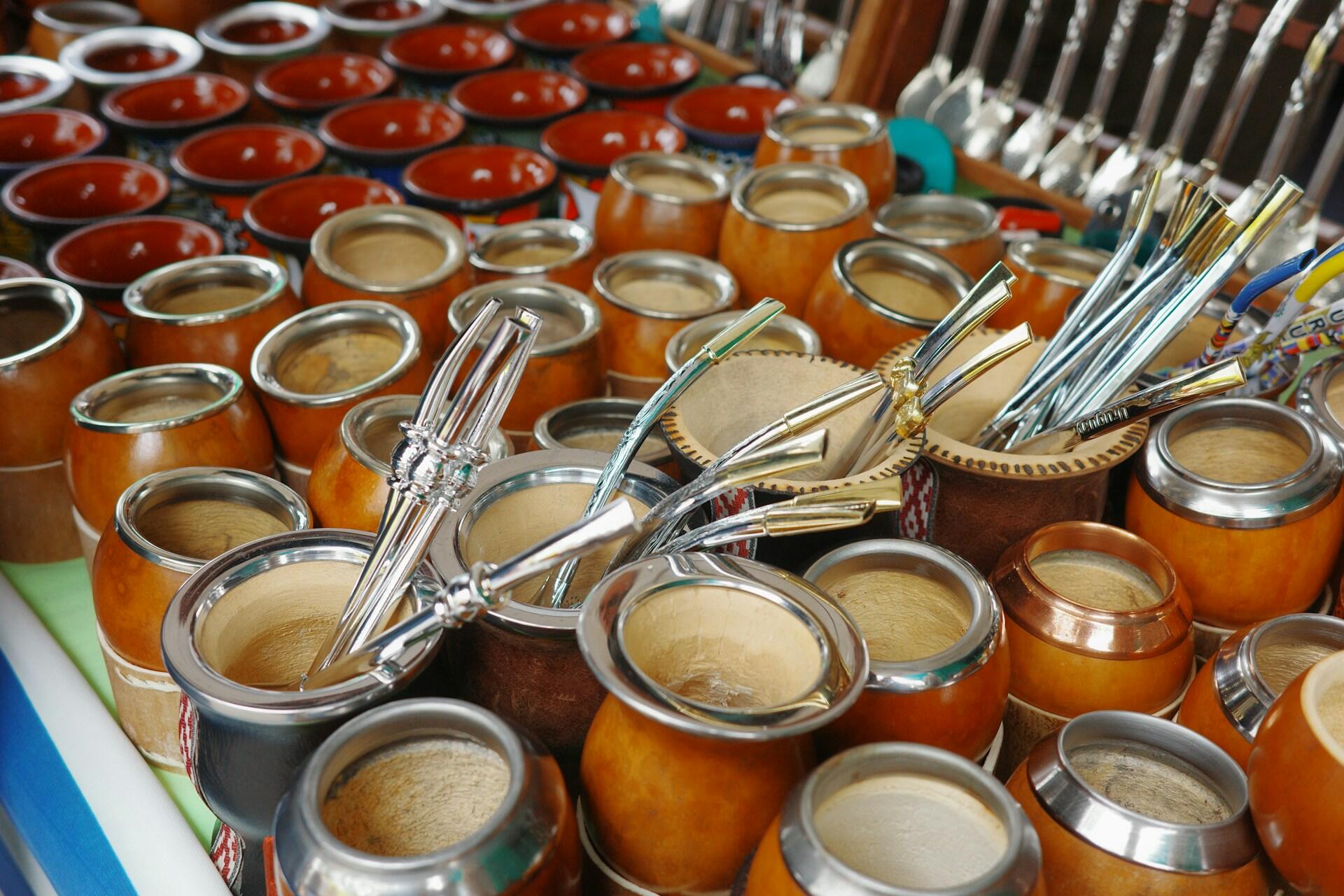 Montevideo; Puesto de mates artesanales en un mercado tradicional; Masha.