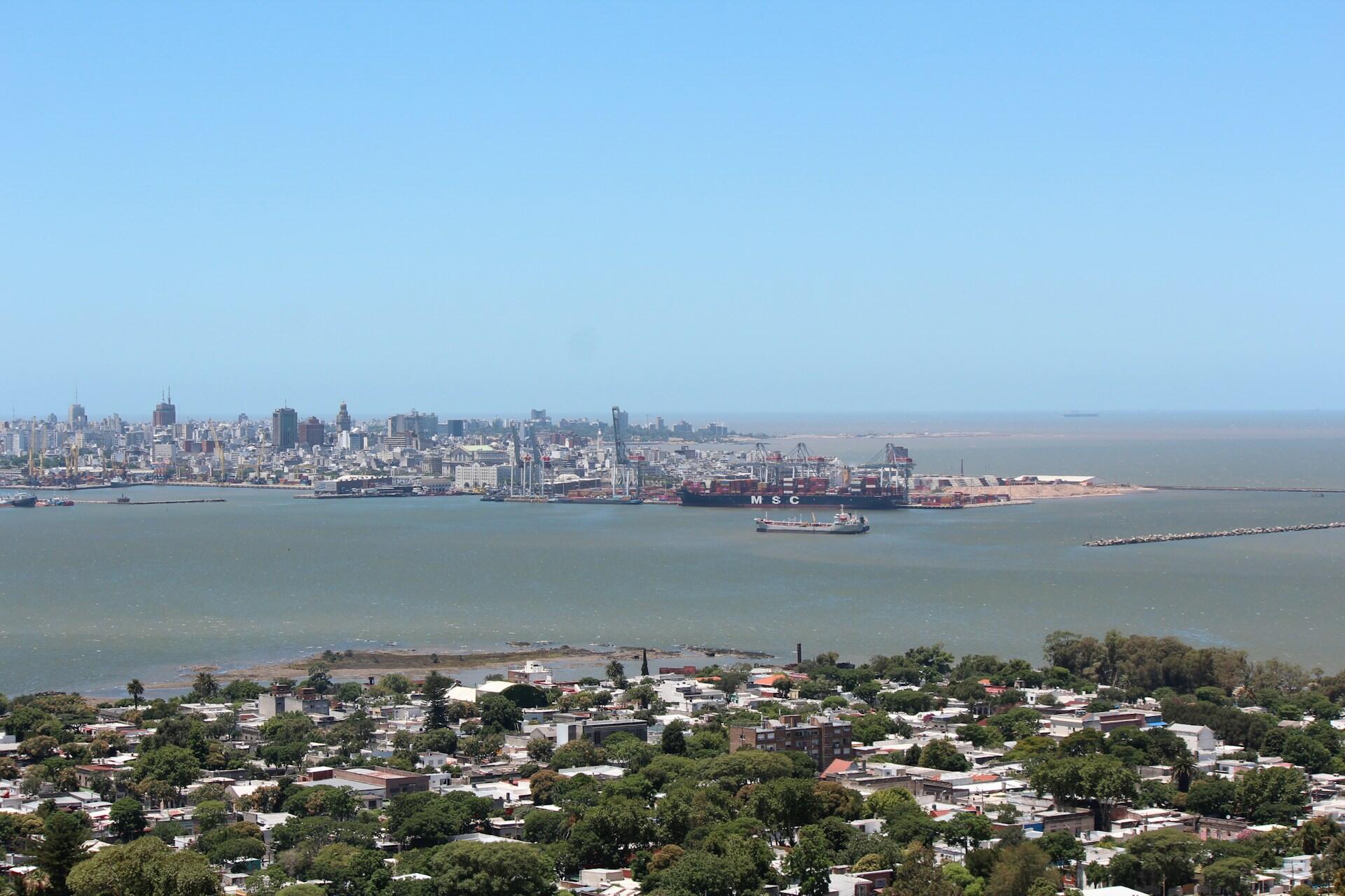 Montevideo, Uruguay. Vista panorámica de la ciudad y el Río de la Plata desde el Cerro de Montevideo, mostrando la capital del país. Fotógrafa: Tania Malréchauffé.