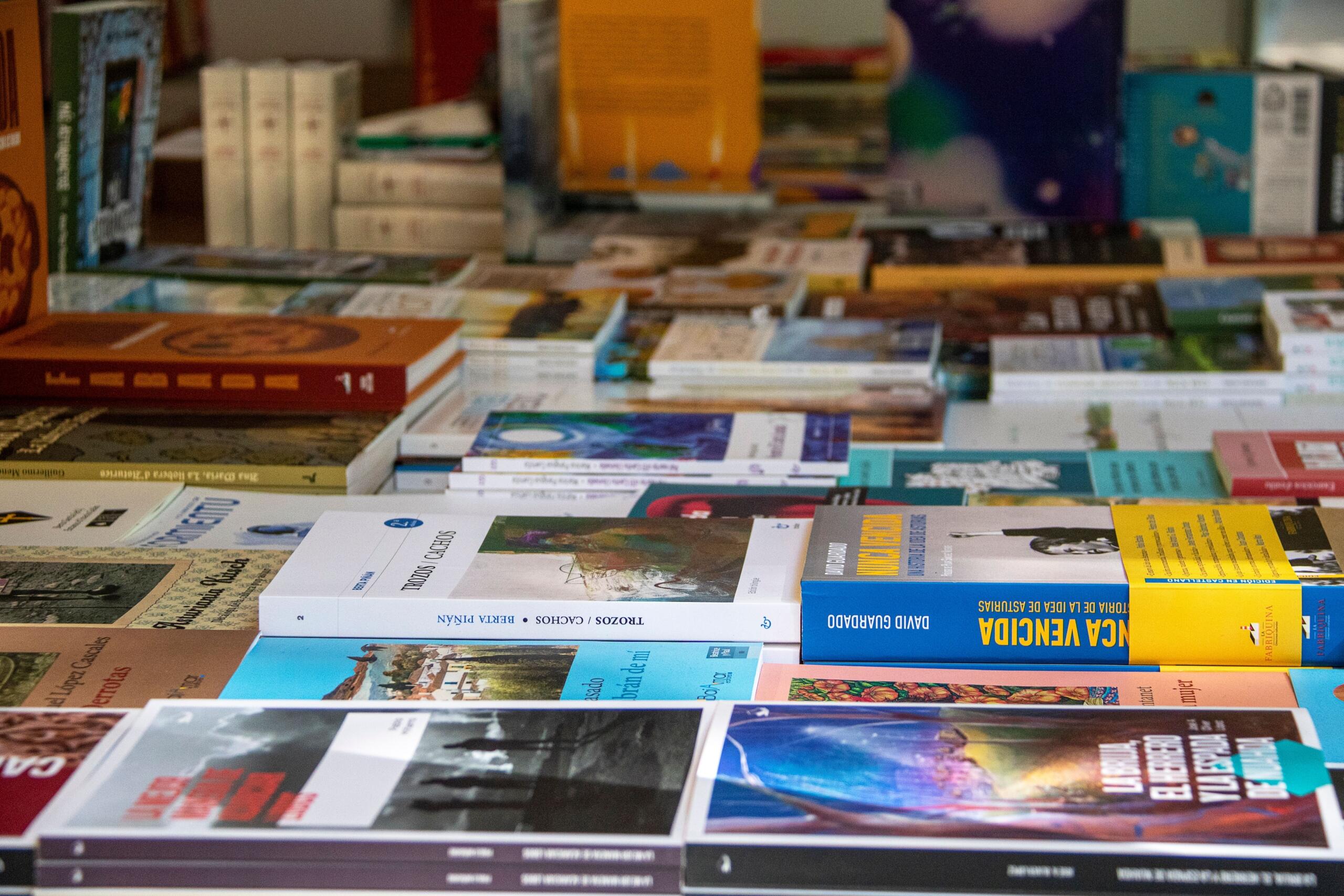 libros en una mesa