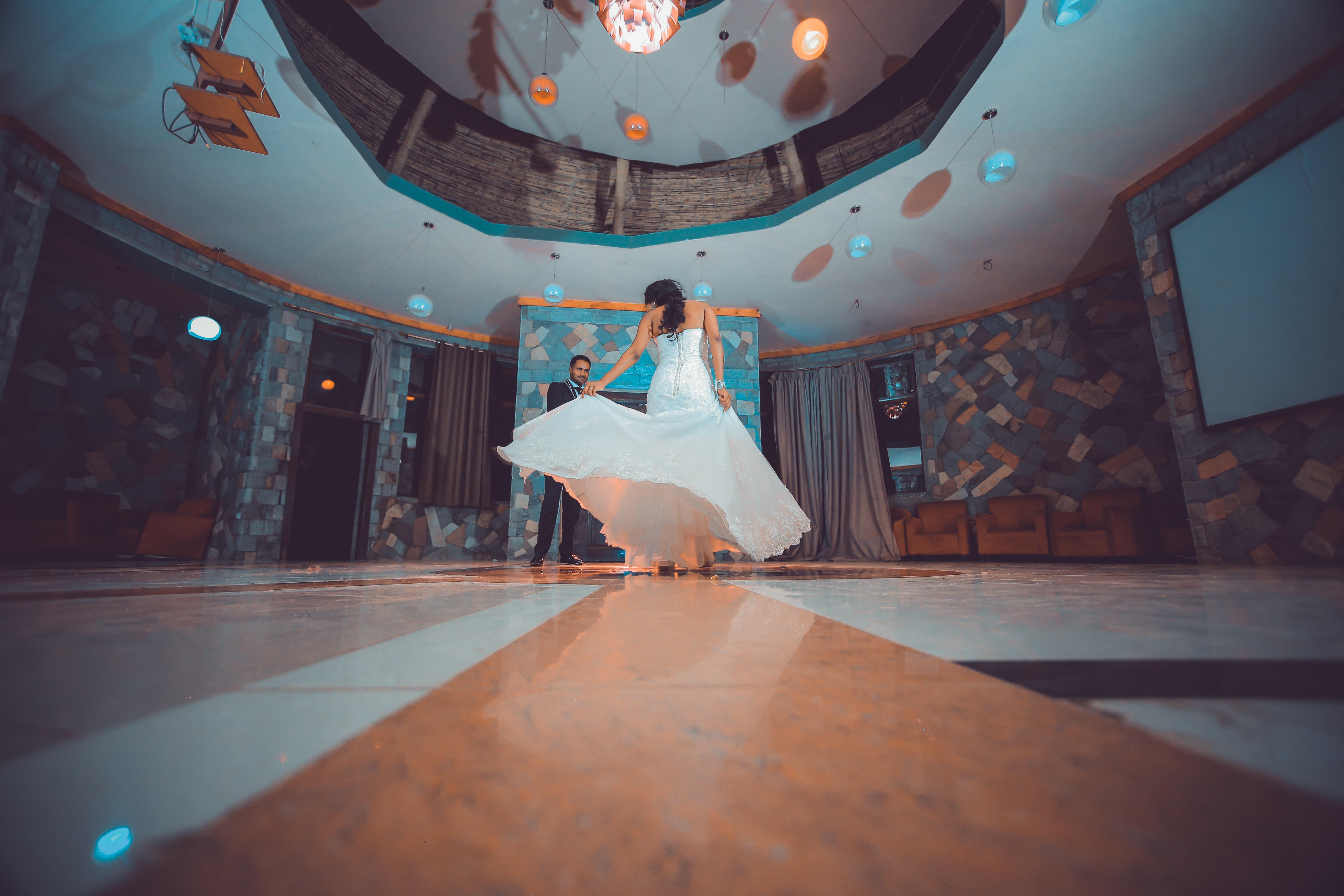 couple dancing wedding dance