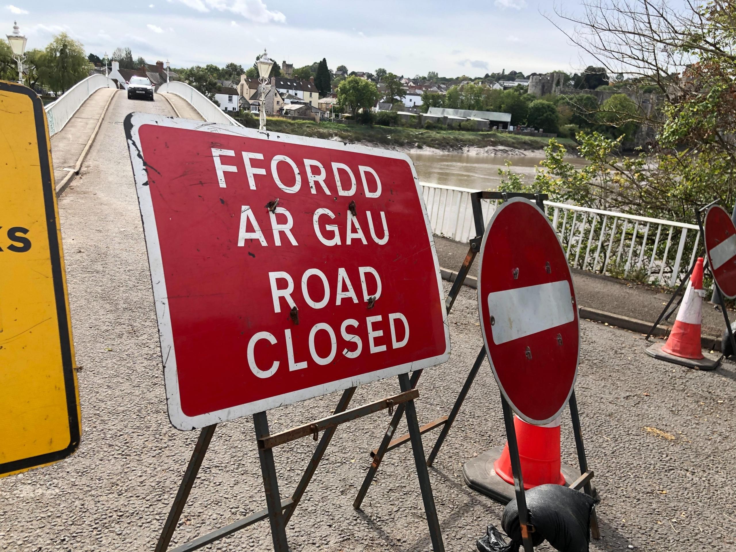 sign reflecting road closed in two languages