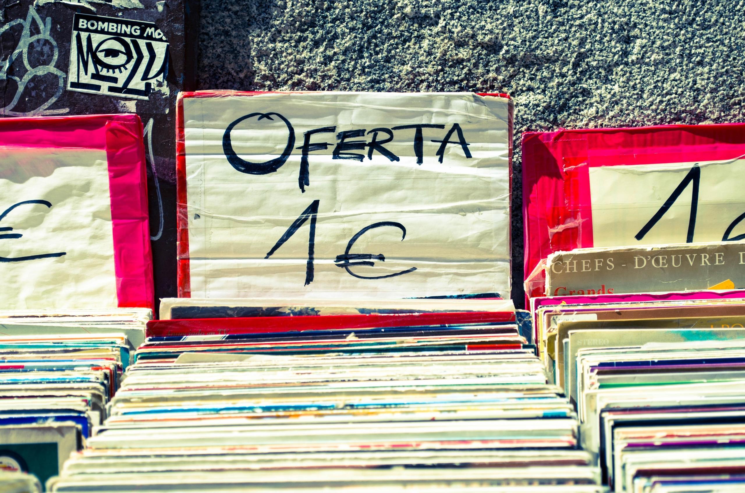 records displayed on a table for sale with price written in spanish