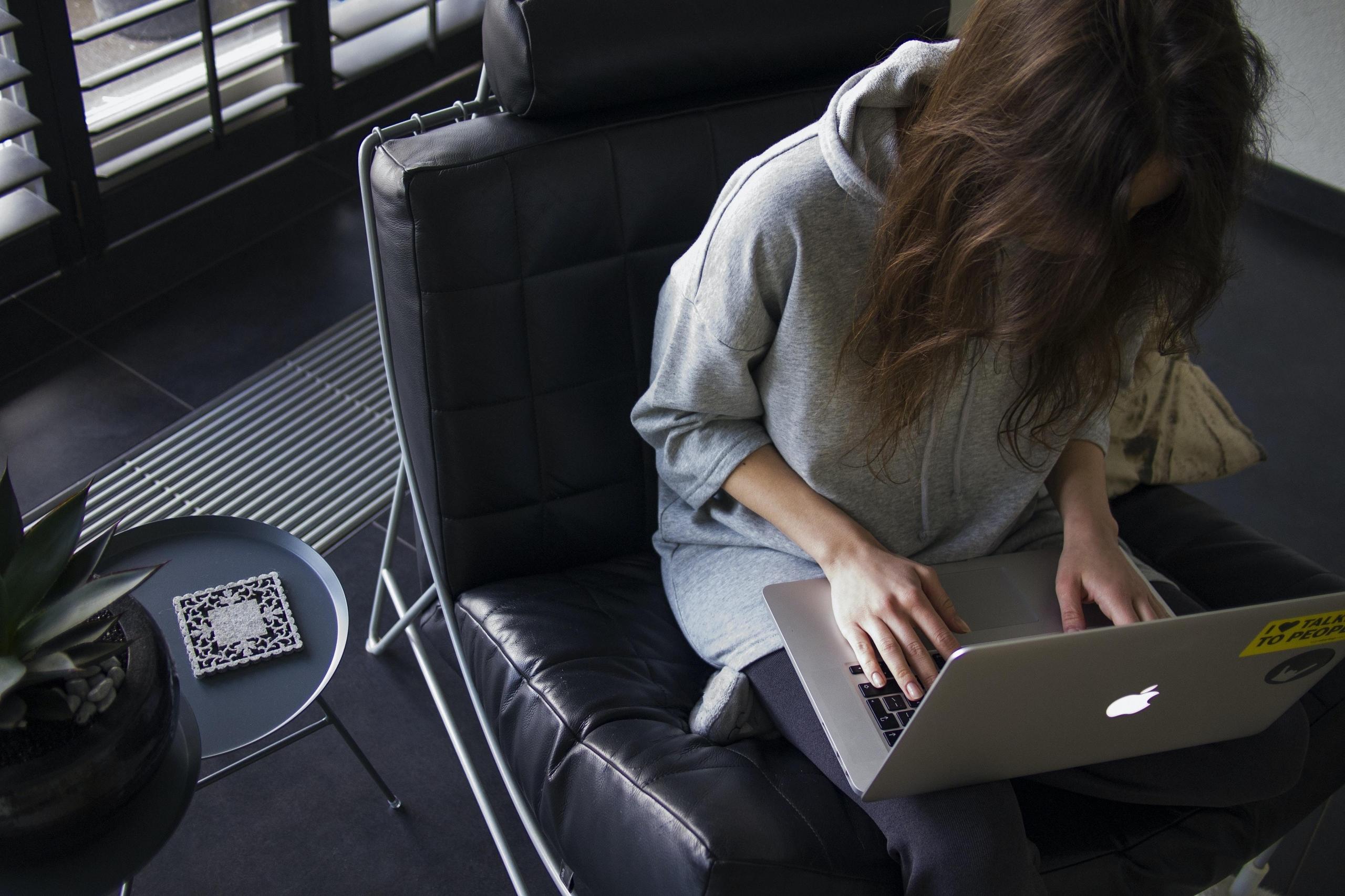 female student using Mac