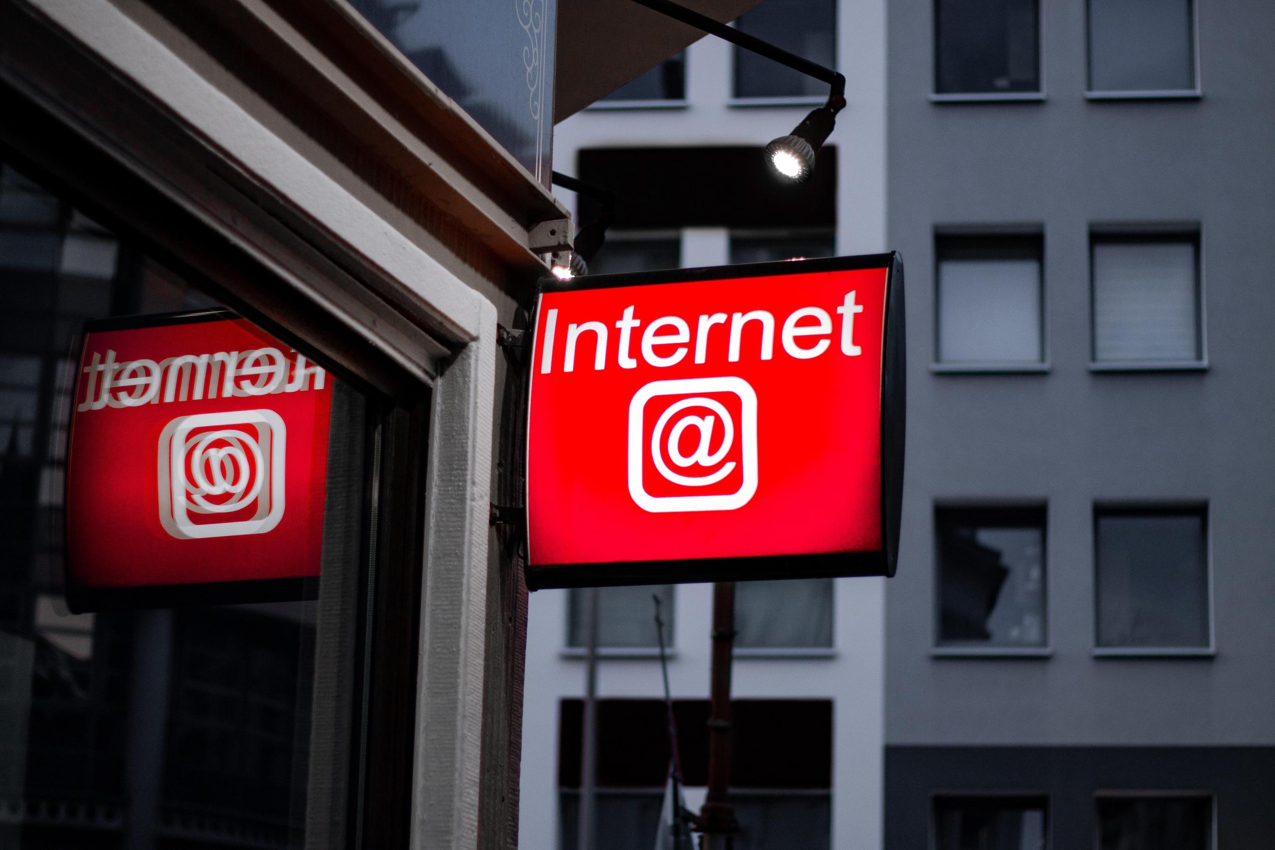 Red Internet café sign
