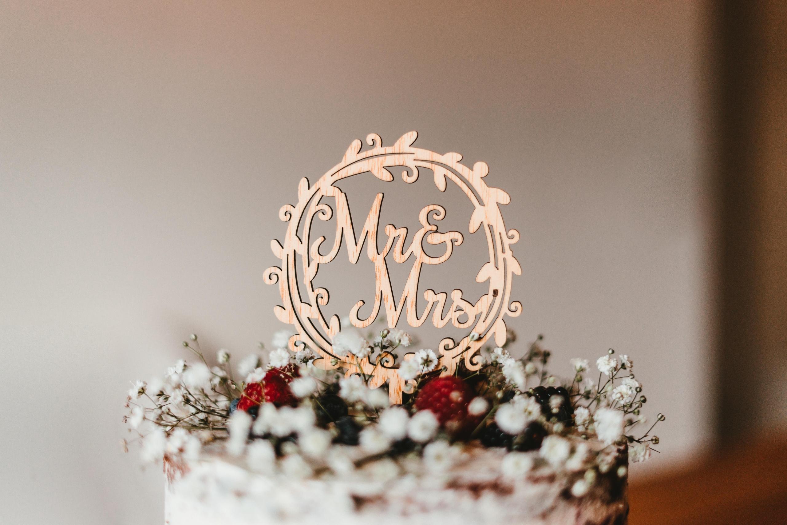 Mr and Mrs wedding cake sign