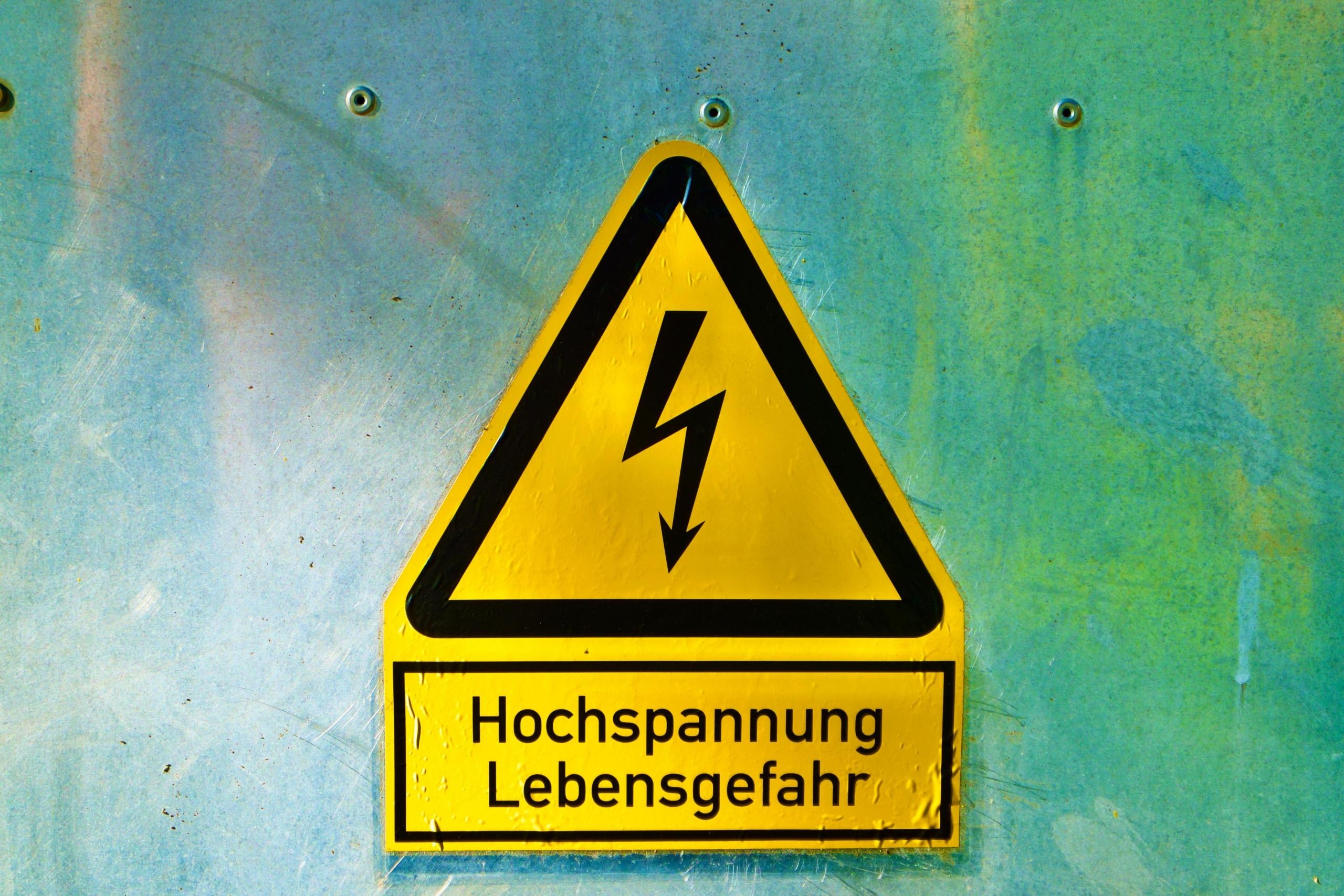 yellow danger sign in german