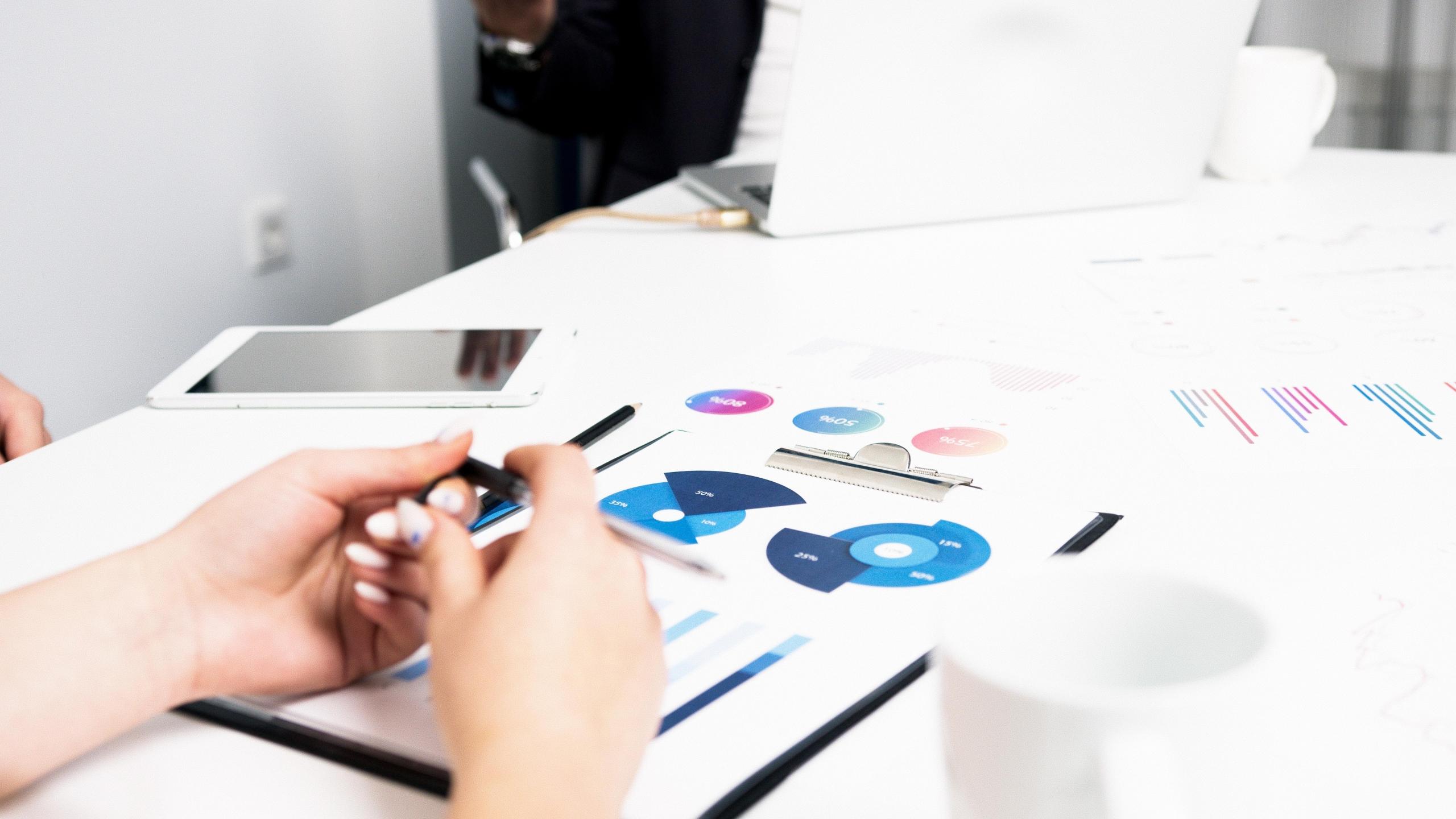 people interpreting data