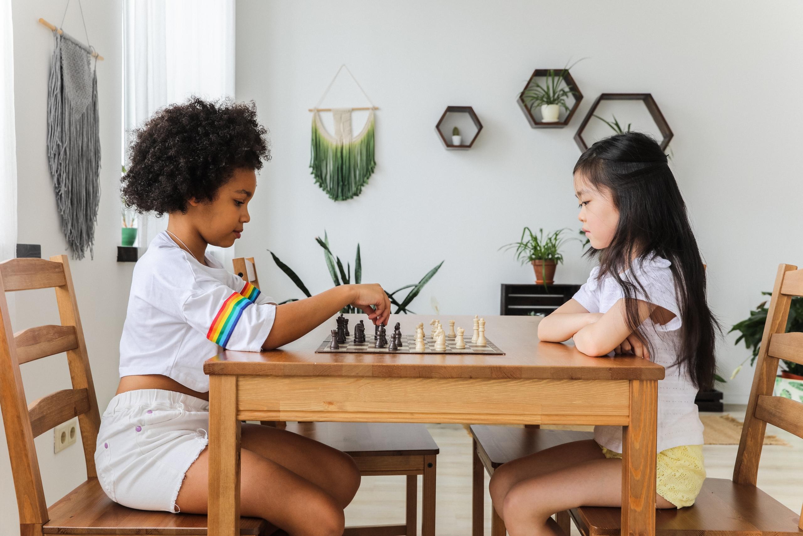 chess game between two girls