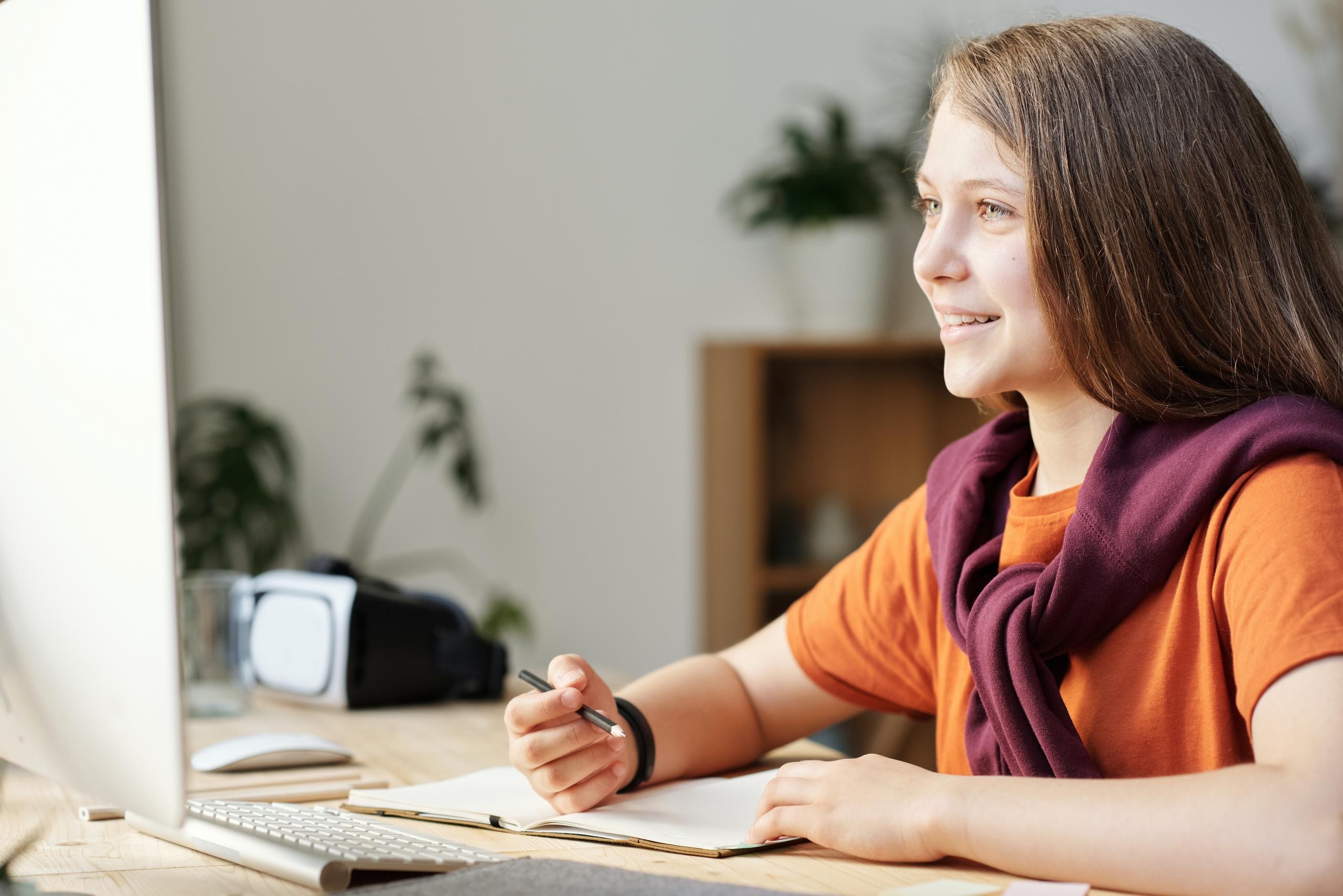student doing e-learning on computer