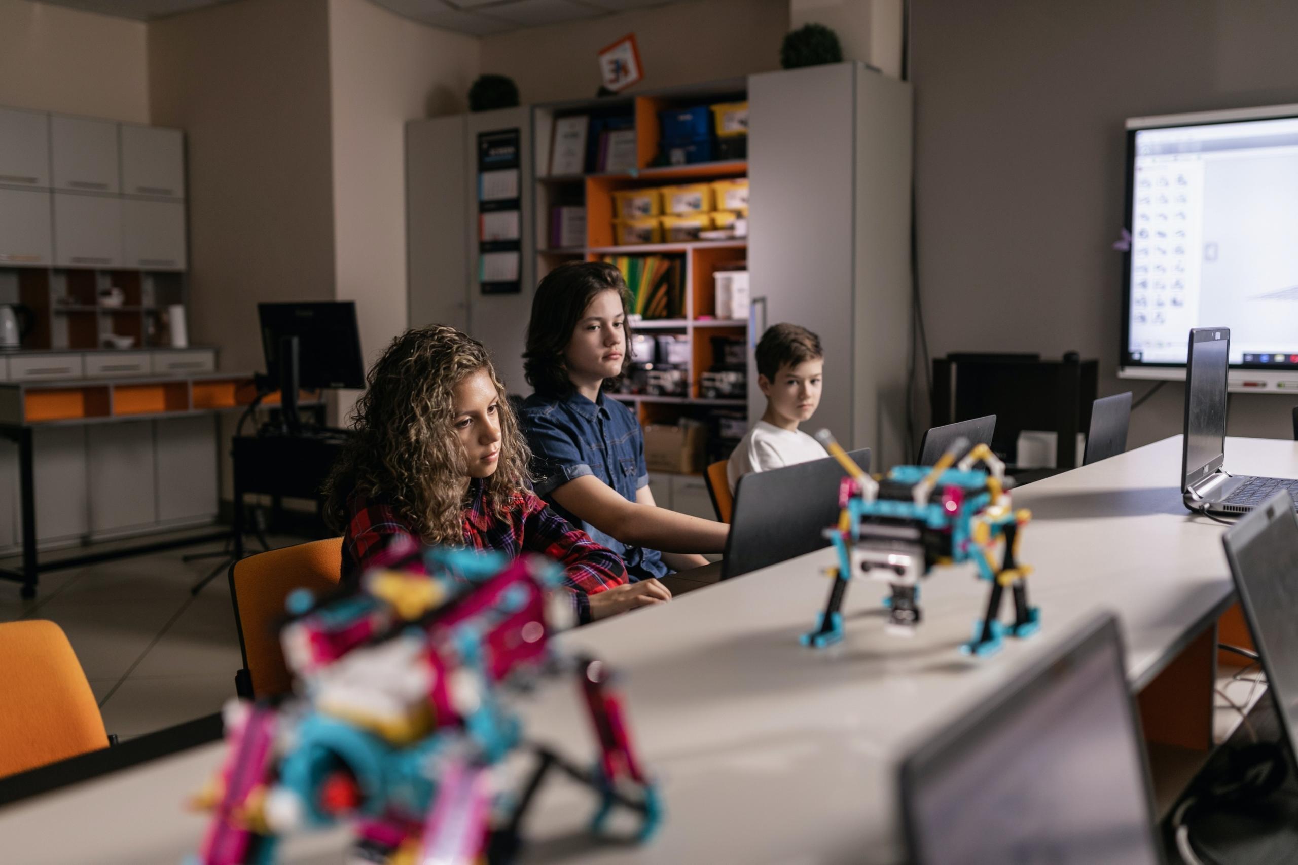 children learning to create models using artificial intelligence