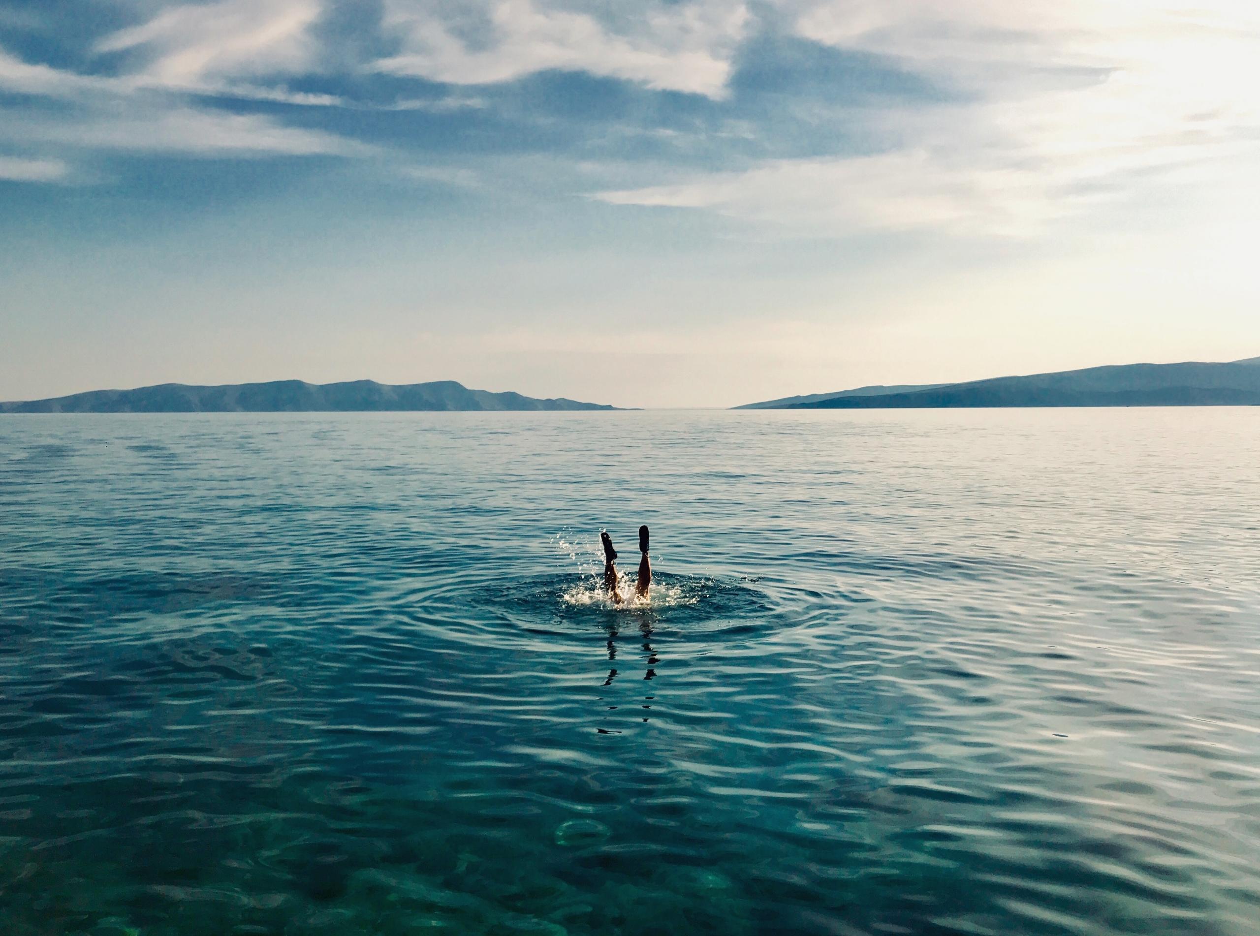 There are numerous benefits to taking up swimming lessons