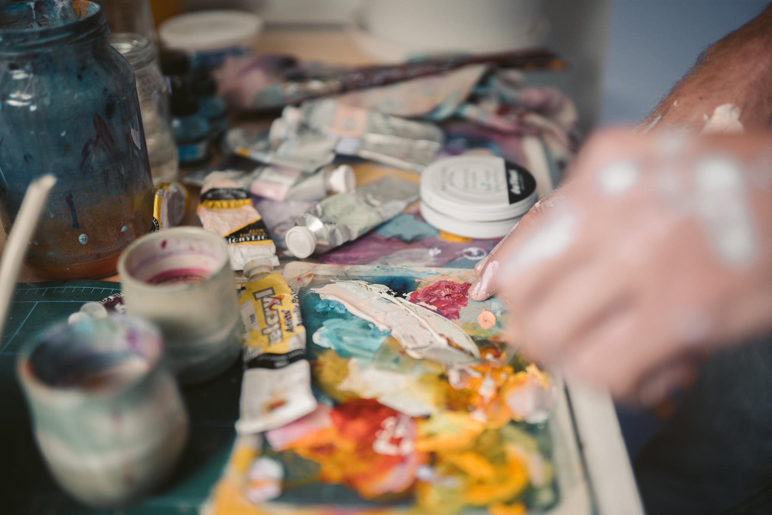 artist mixing oil paint colours