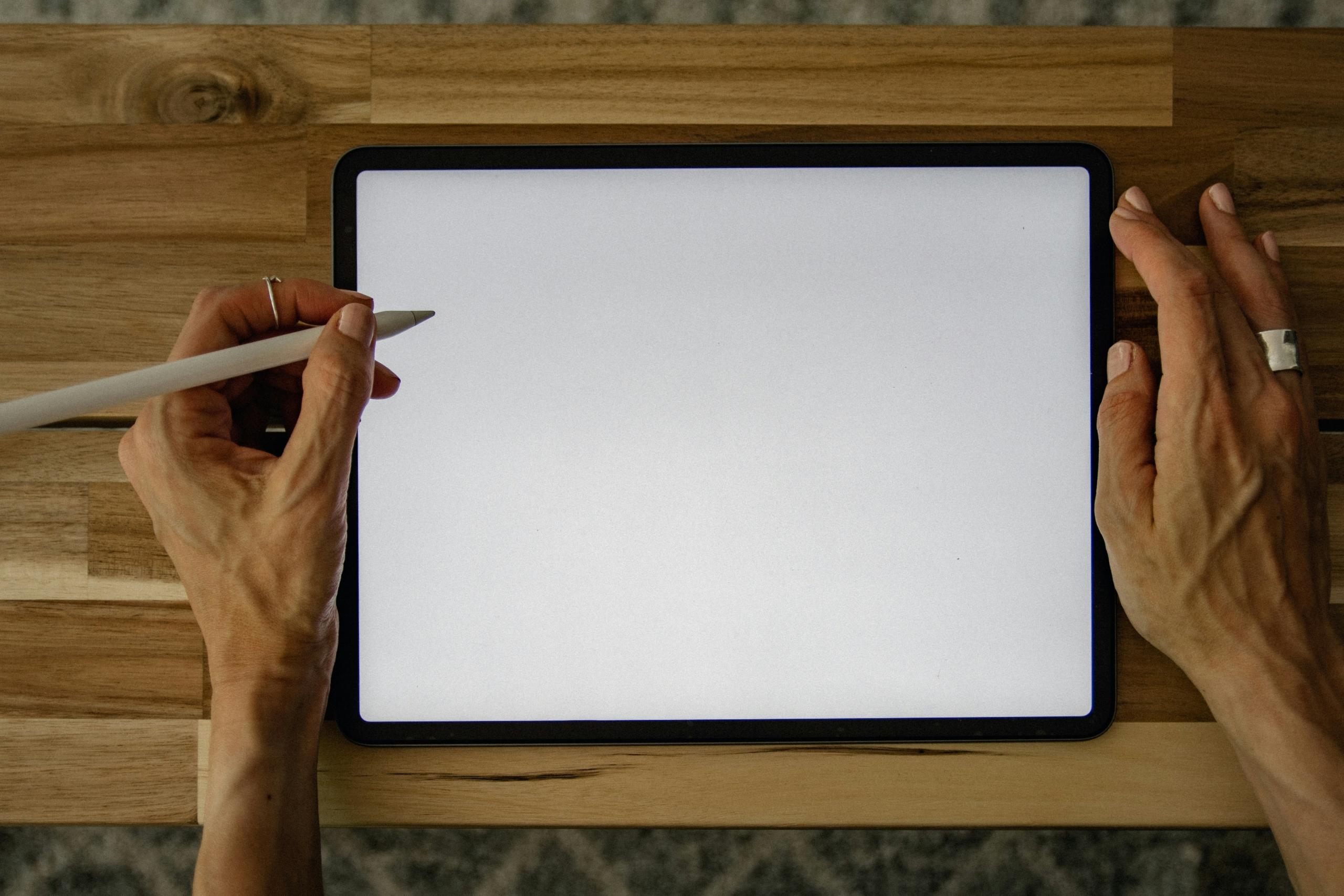 Woman's hands drawing on ipad with apple pencil