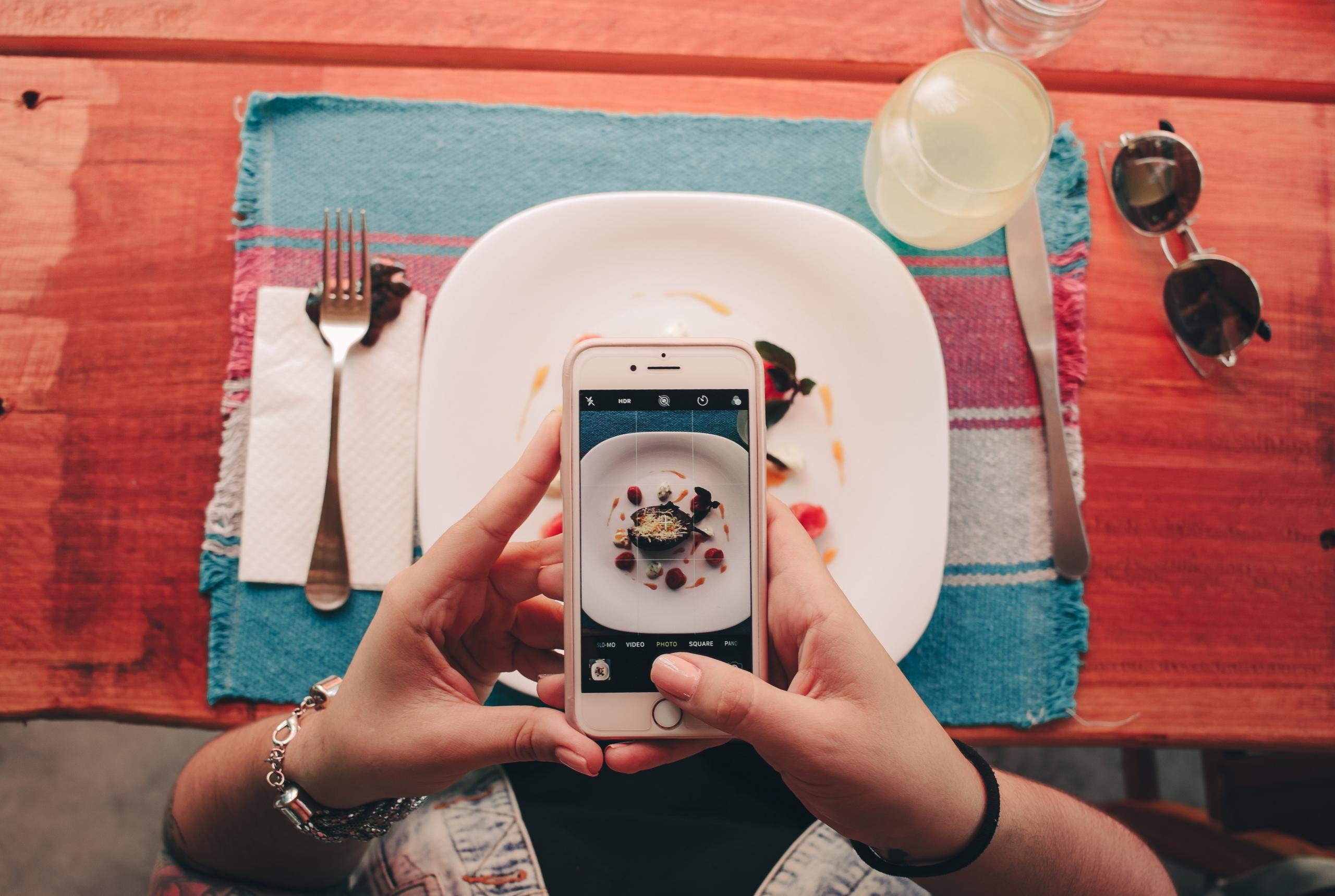 influencer taking aesthetic photo of meal