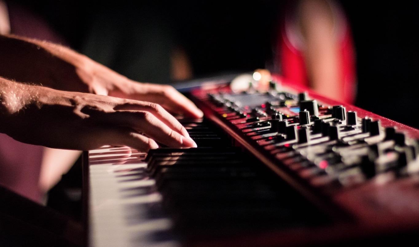 How do I play piano with both hands?