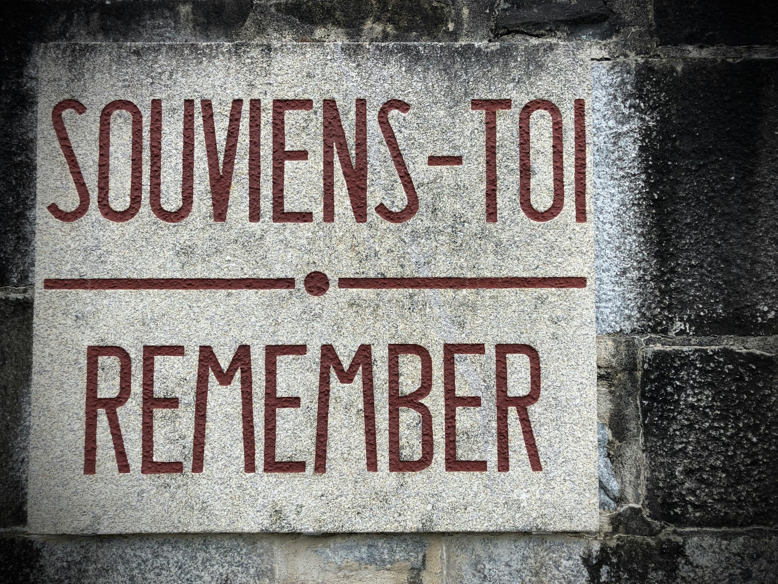Sign in French saying  souvenirs to remember
