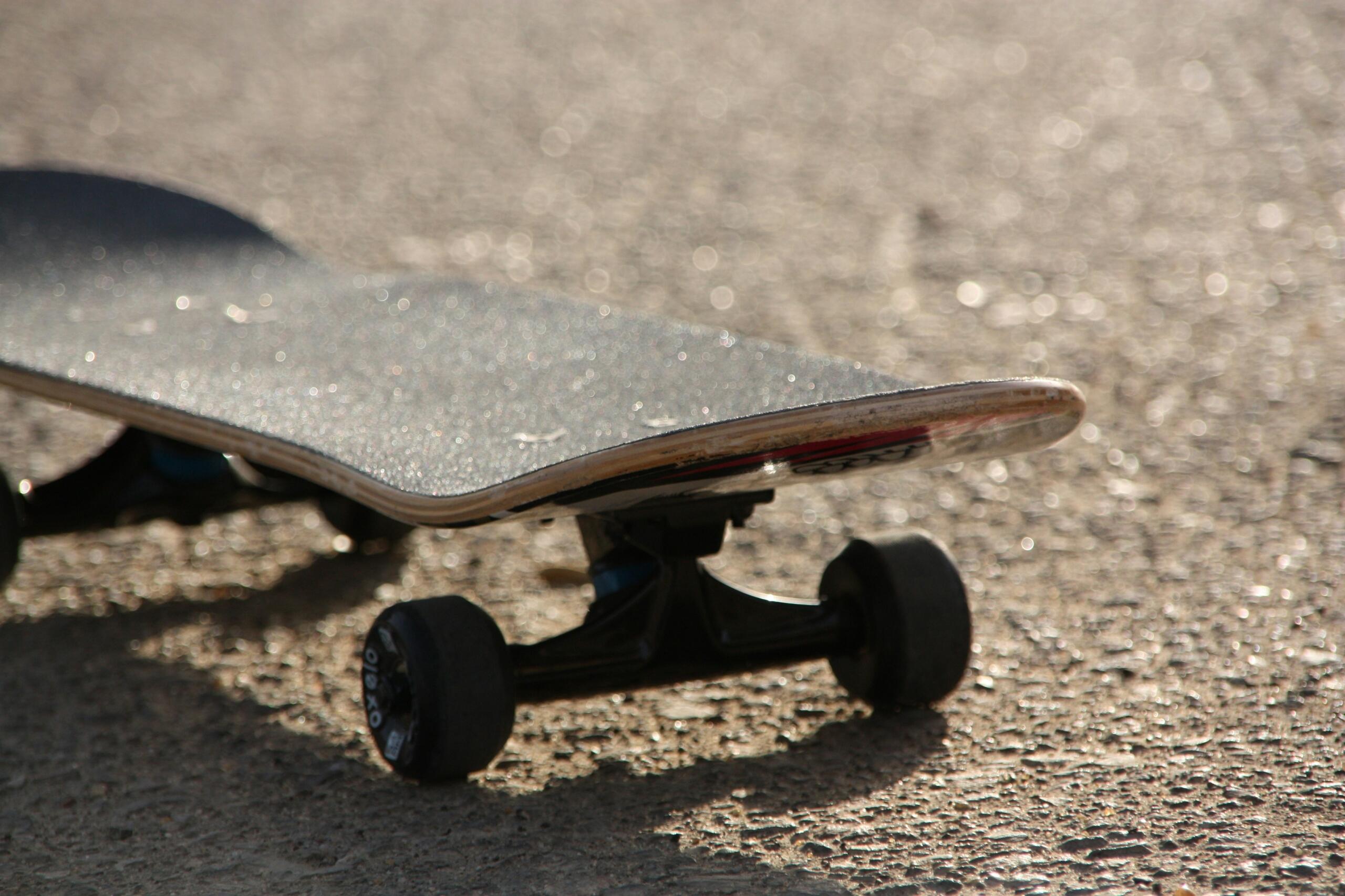 Skateboard on tar