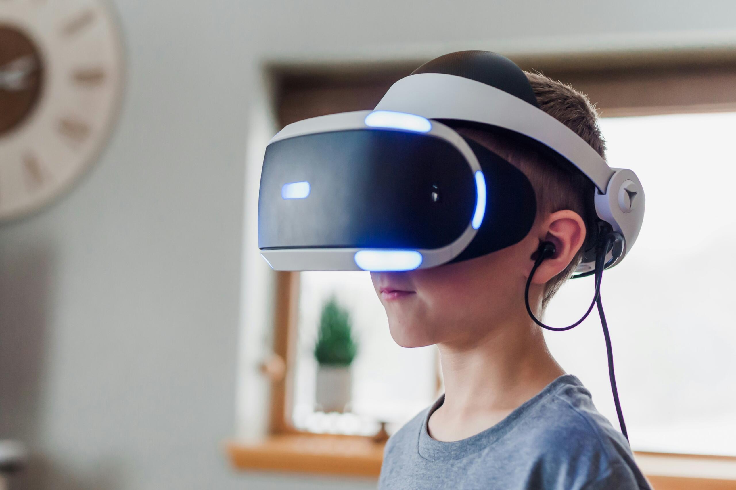 An image of a learner wearing virtual reality glasses. 