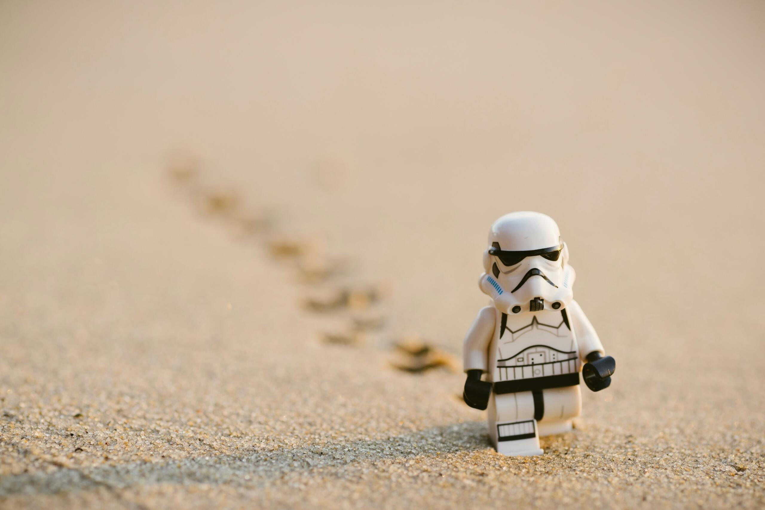 stormtrooper-minifigure-walking-on-the-sand