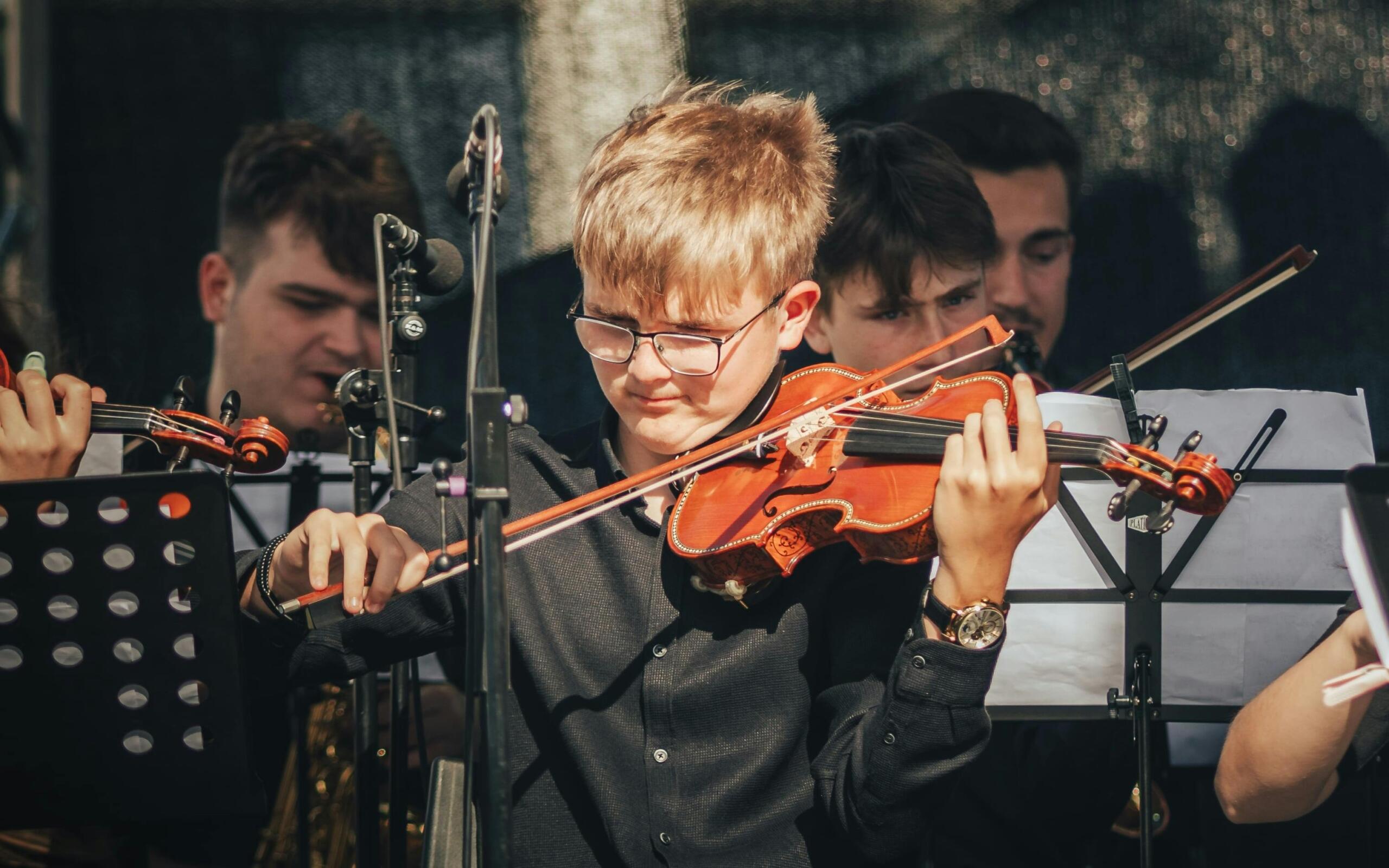 A young violin player in concert.