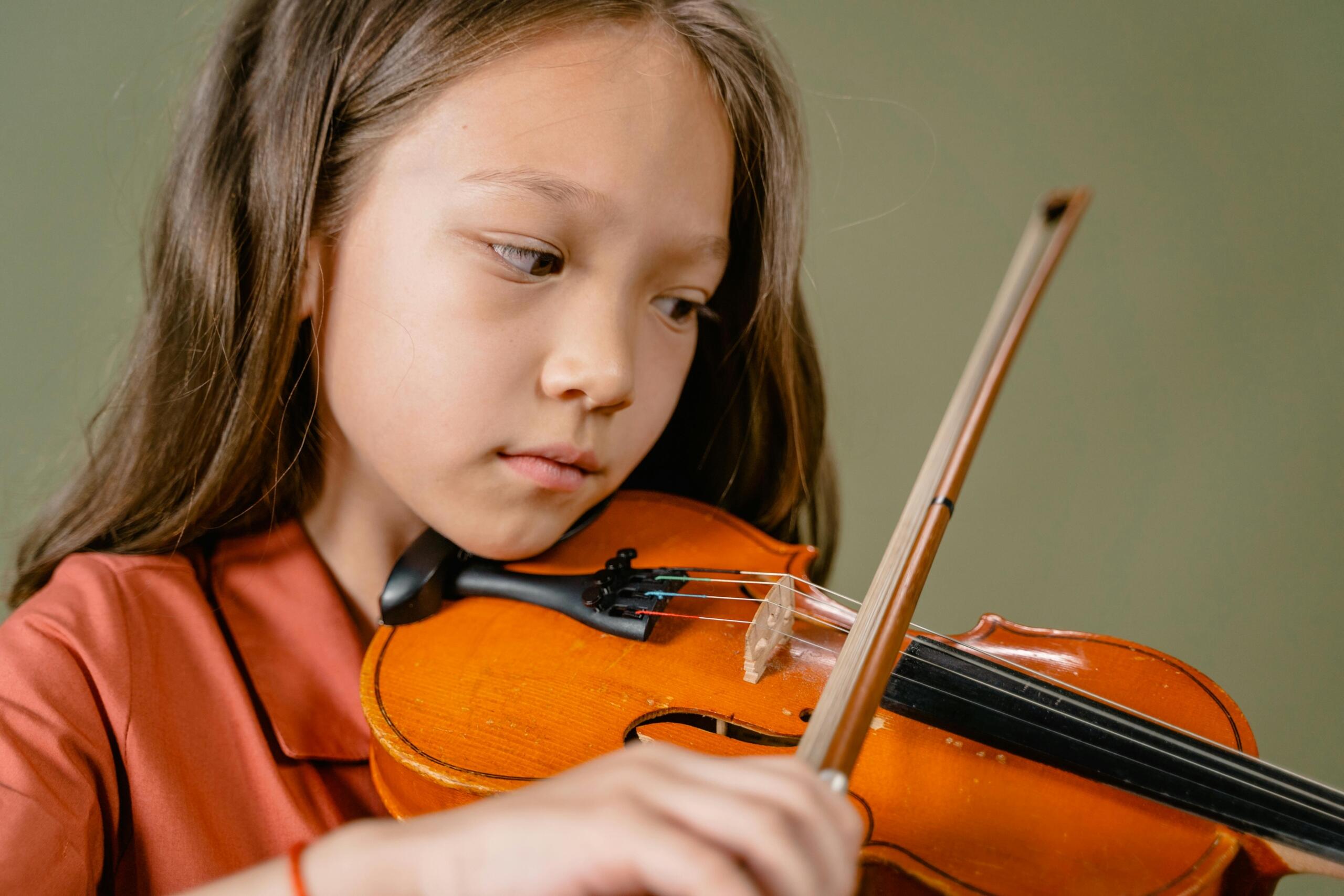 girl playing the violin