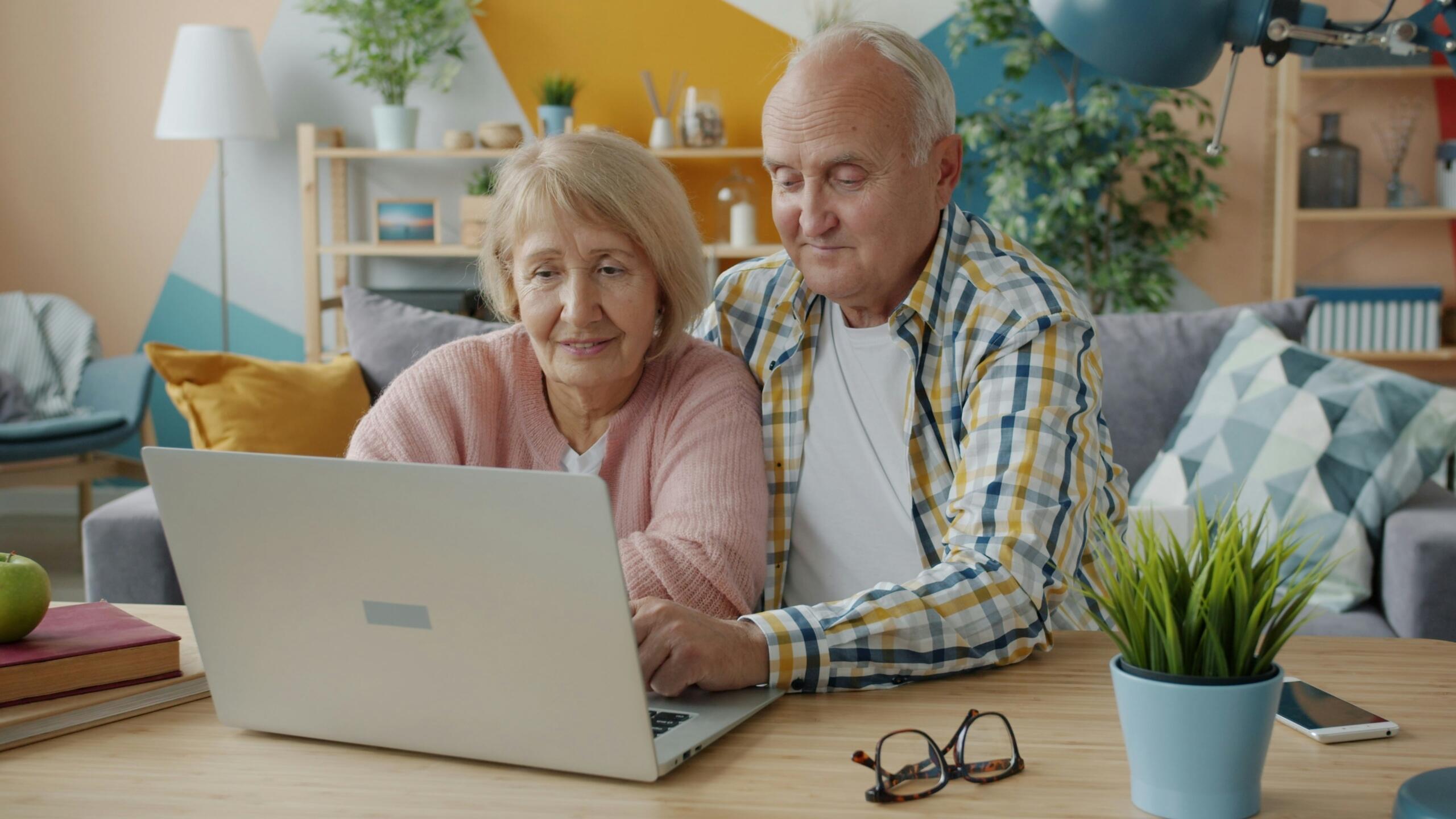 An image of an elderly couple during some screen time. 