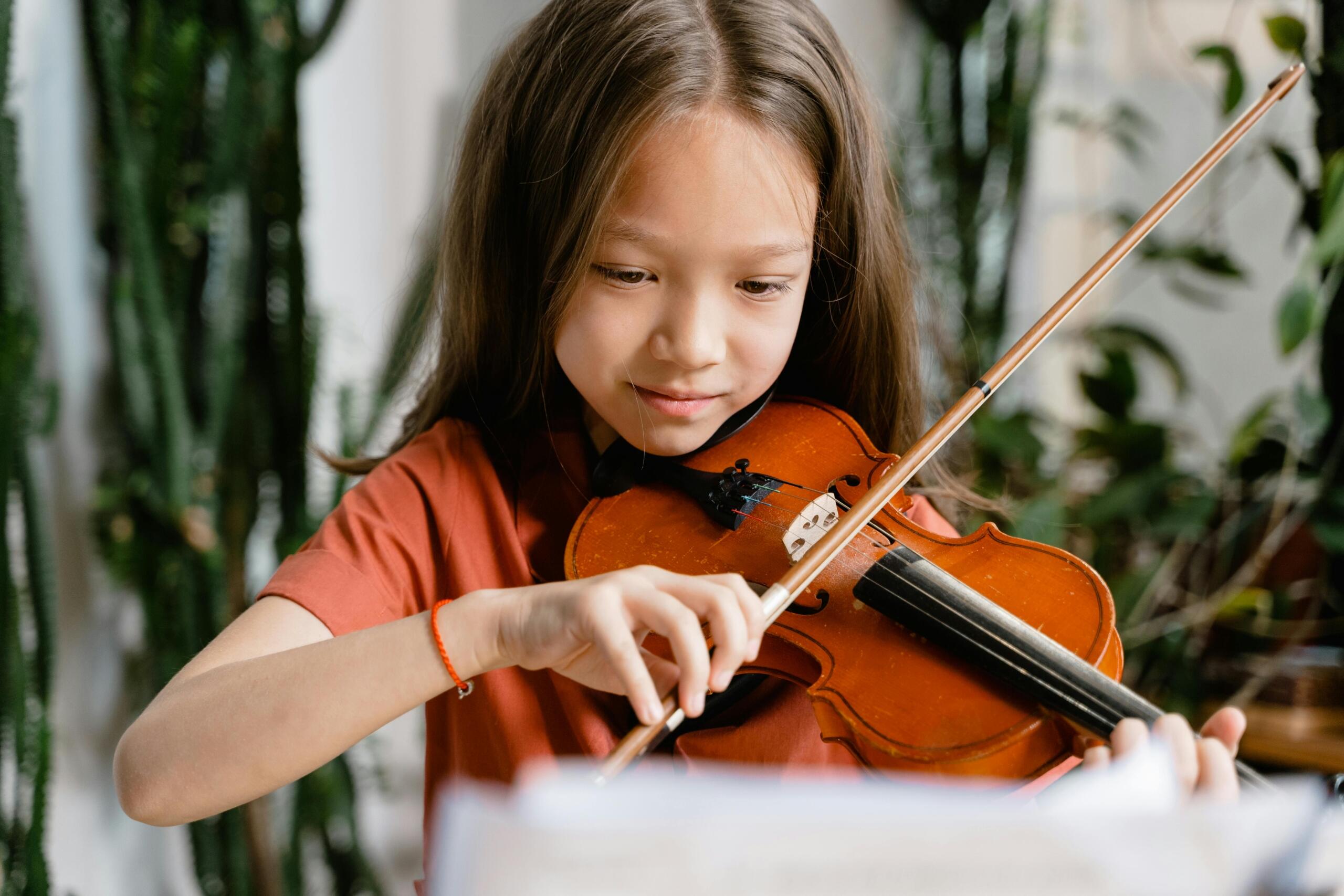 girl playing the violin