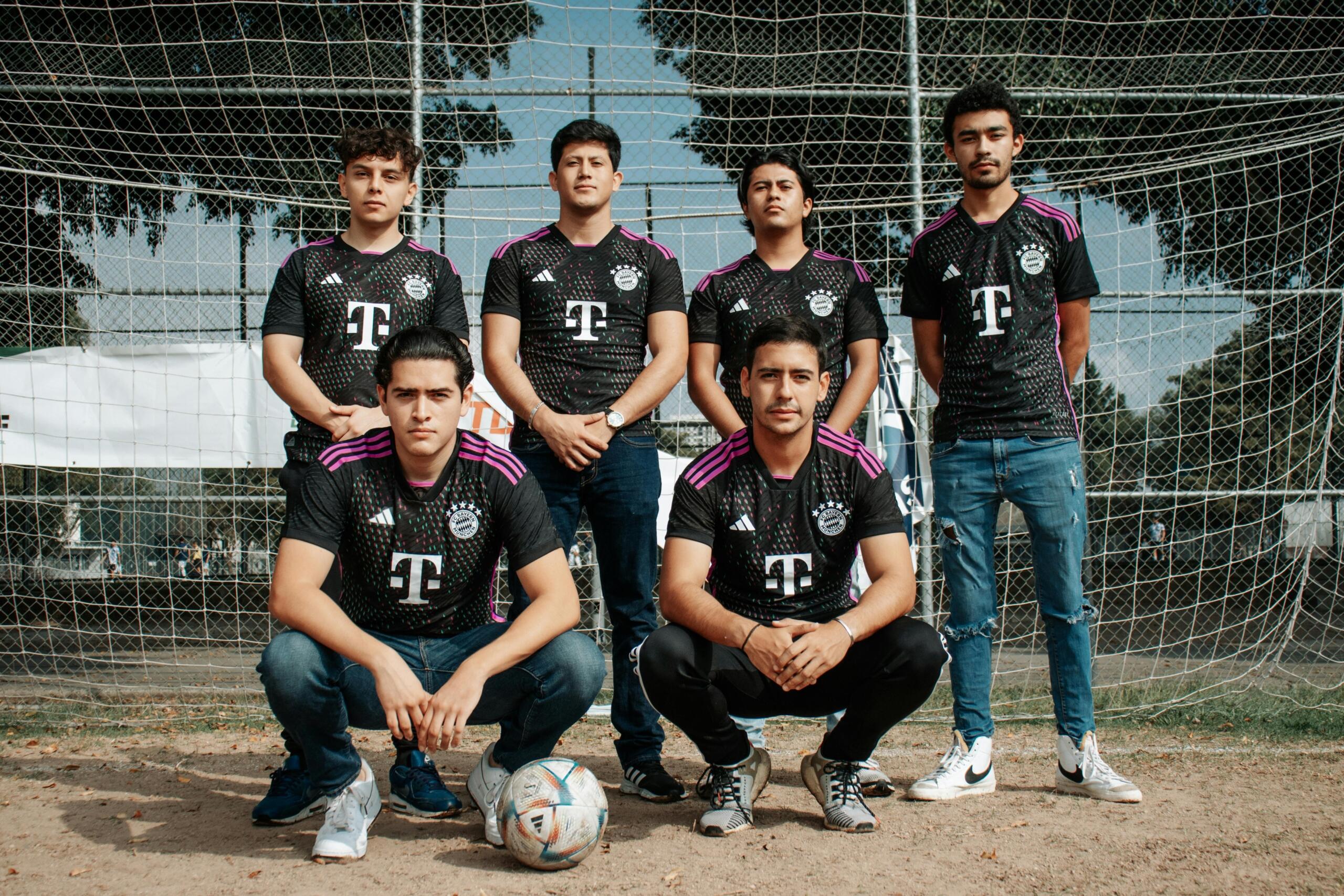 An image of a soccer team in uniform. 