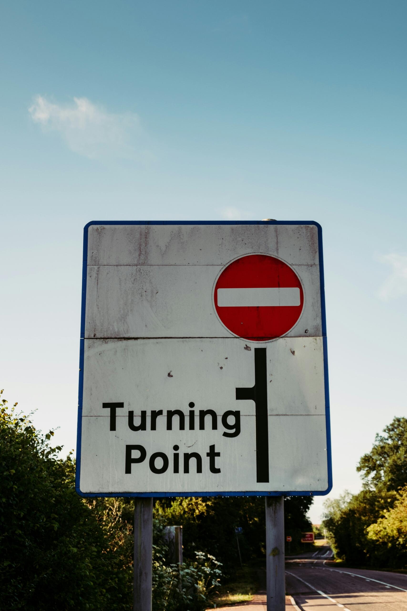 An image of a road sign that shows a dead end and a turning point option.